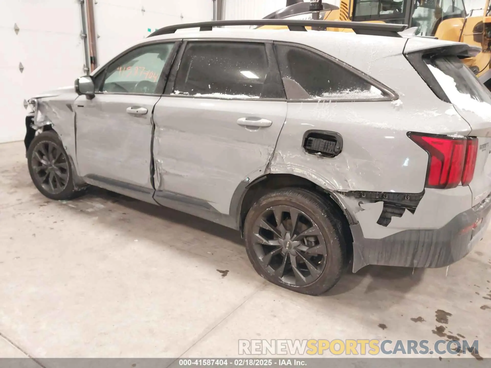 6 Photograph of a damaged car 5XYRKDLF0PG189570 KIA SORENTO 2023