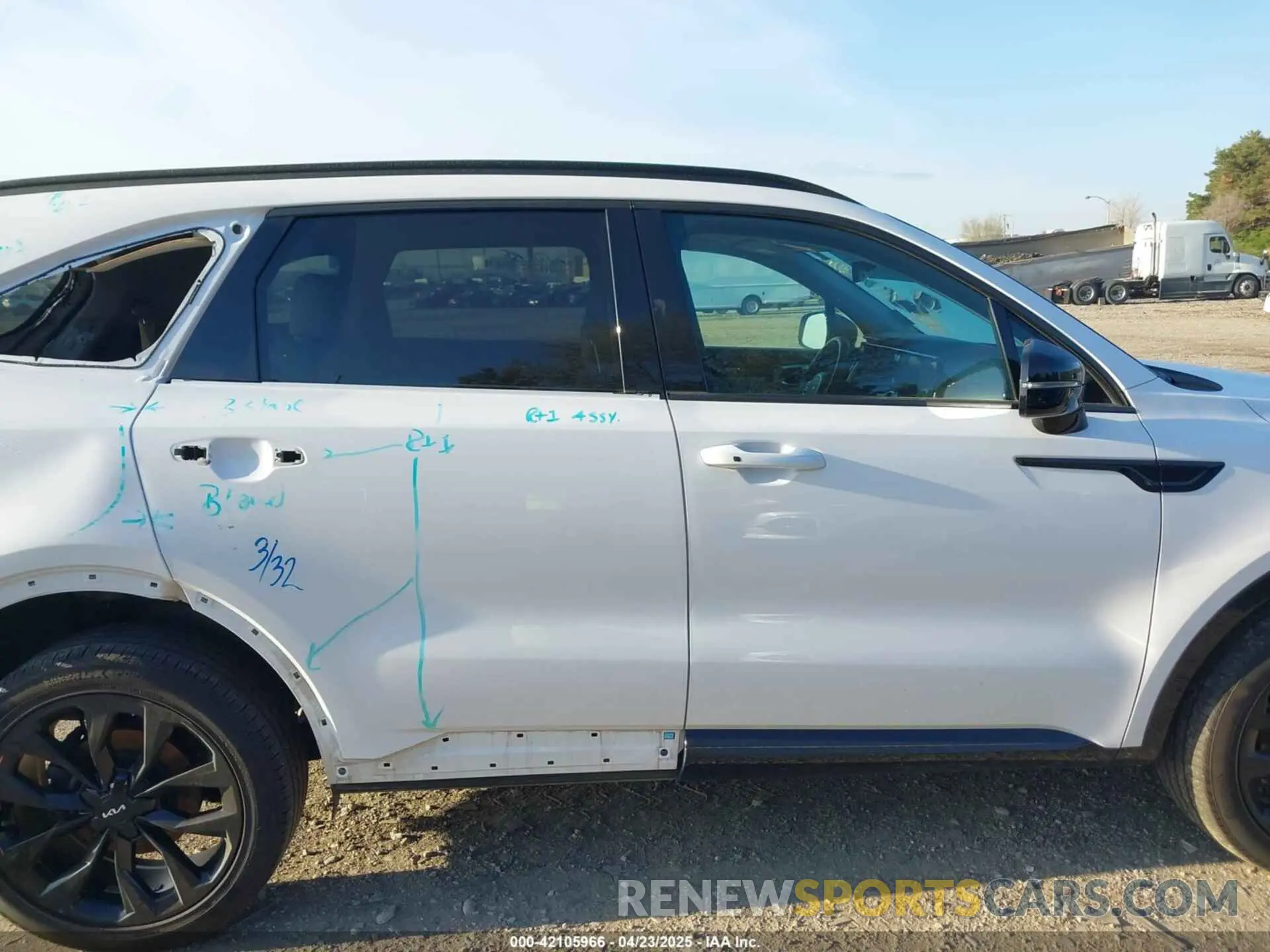 13 Photograph of a damaged car 5XYRKDLF1PG202133 KIA SORENTO 2023