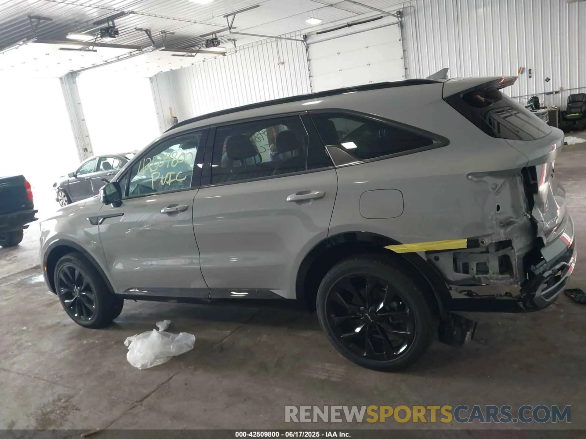 14 Photograph of a damaged car 5XYRKDLF1PG208689 KIA SORENTO 2023