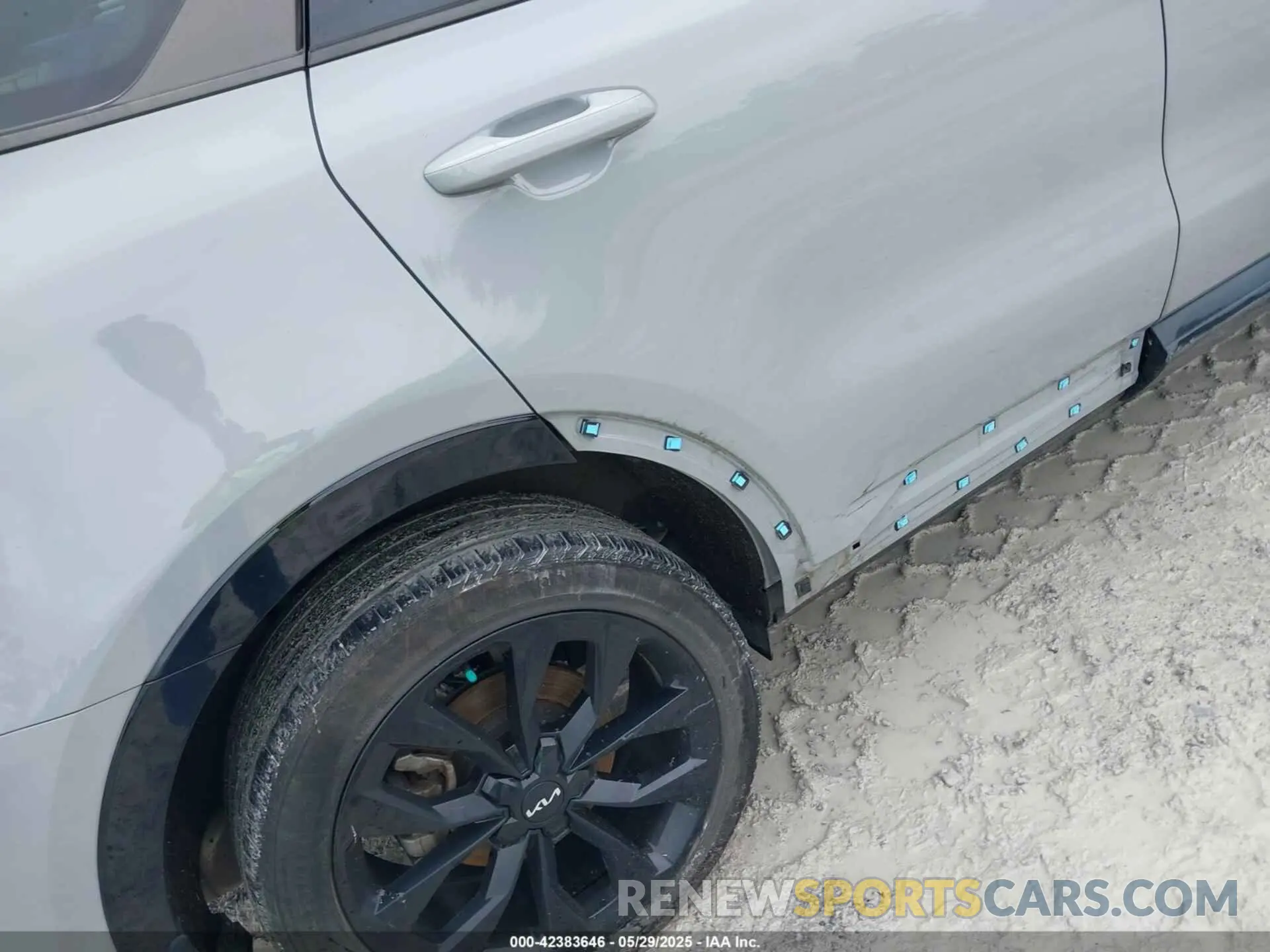 17 Photograph of a damaged car 5XYRKDLF7PG209670 KIA SORENTO 2023