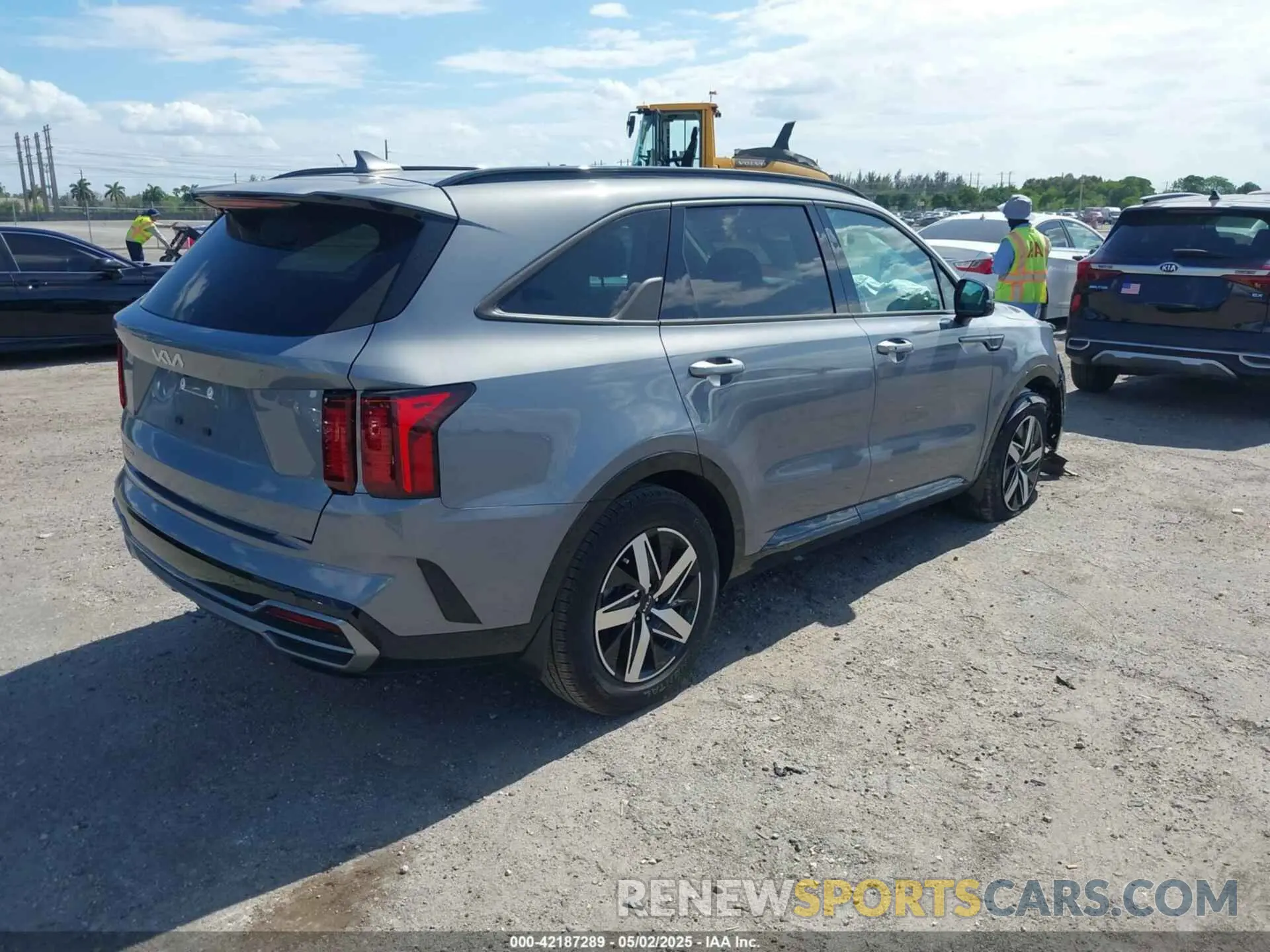 4 Photograph of a damaged car 5XYRL4LC1PG210736 KIA SORENTO 2023