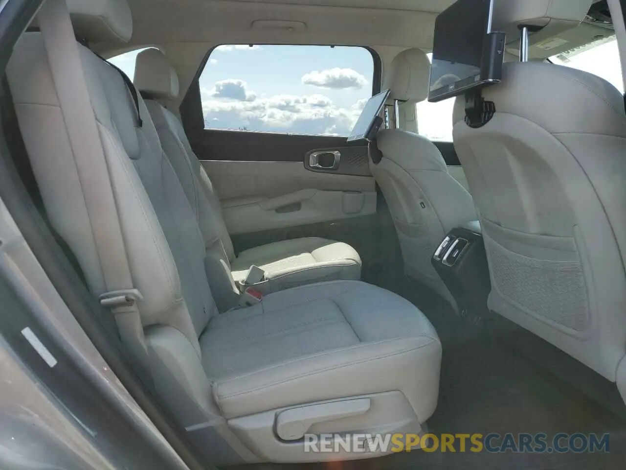 11 Photograph of a damaged car KNDRMDLHXP5165023 KIA SORENTO 2023