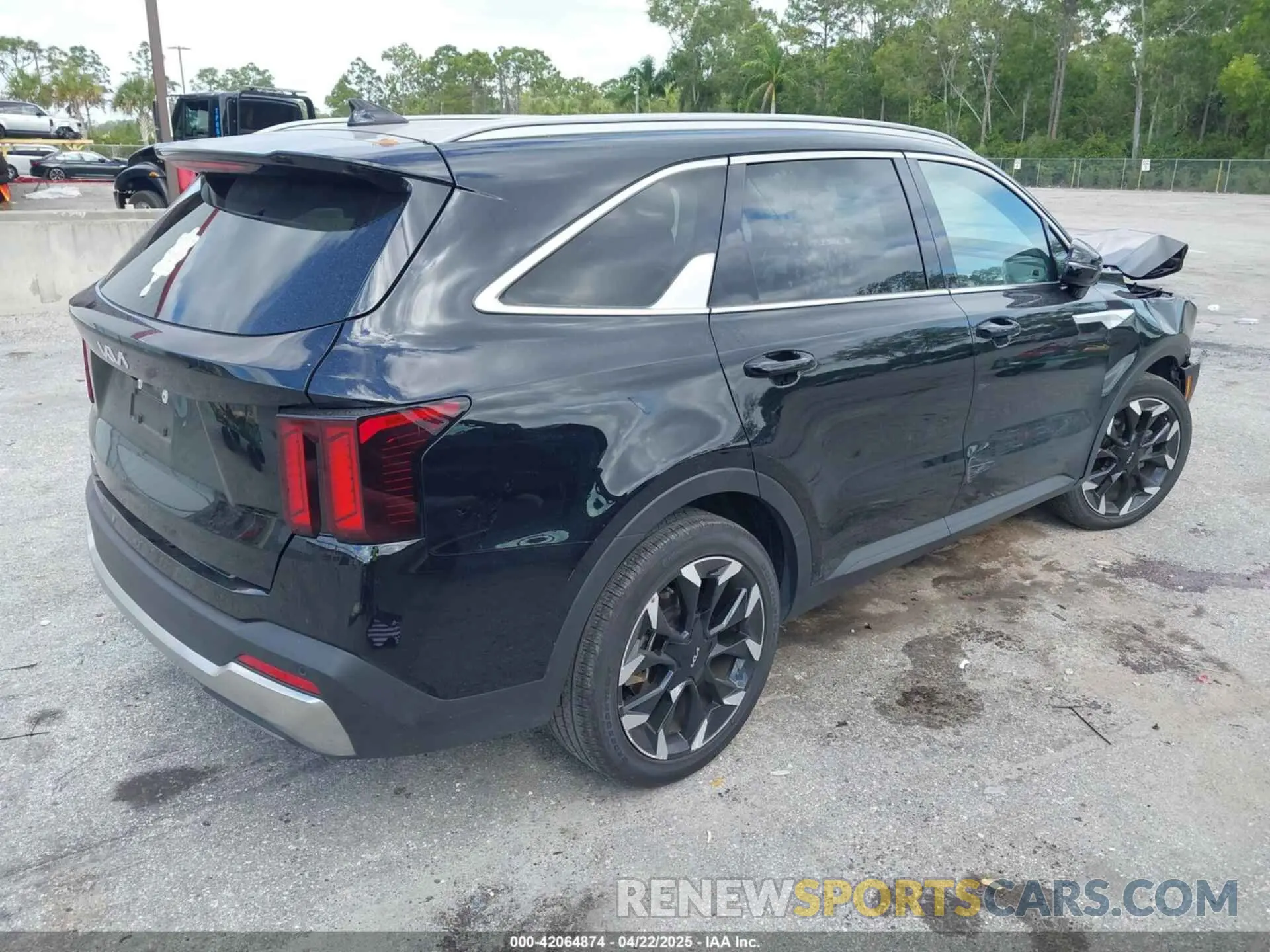 4 Photograph of a damaged car 5XYRH4JF5RG258113 KIA SORENTO 2024