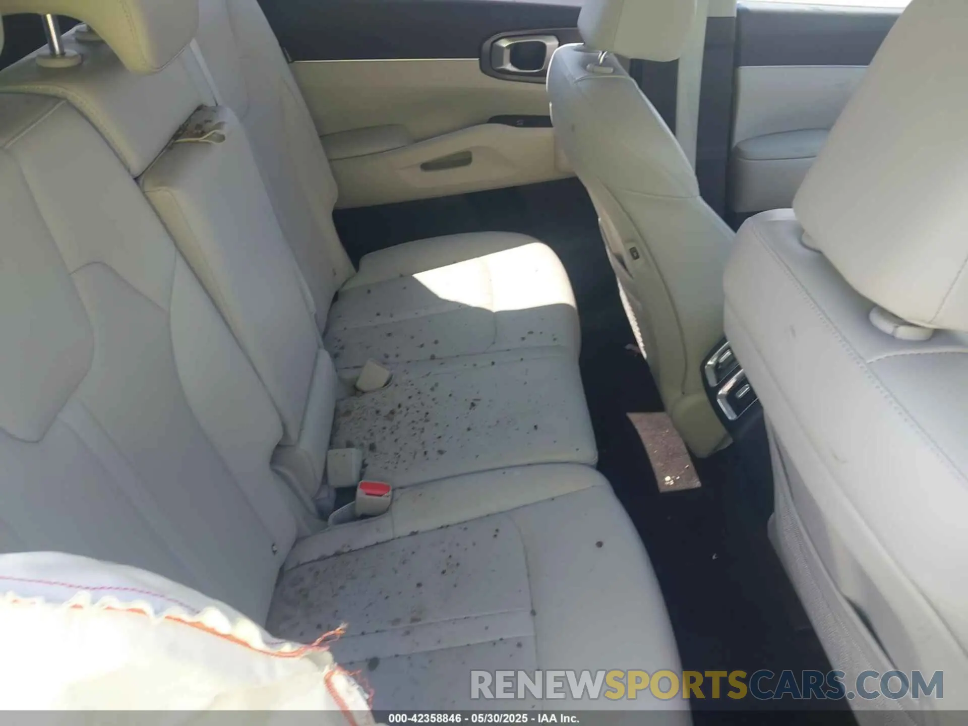 8 Photograph of a damaged car 5XYRLDJC9RG272875 KIA SORENTO 2024