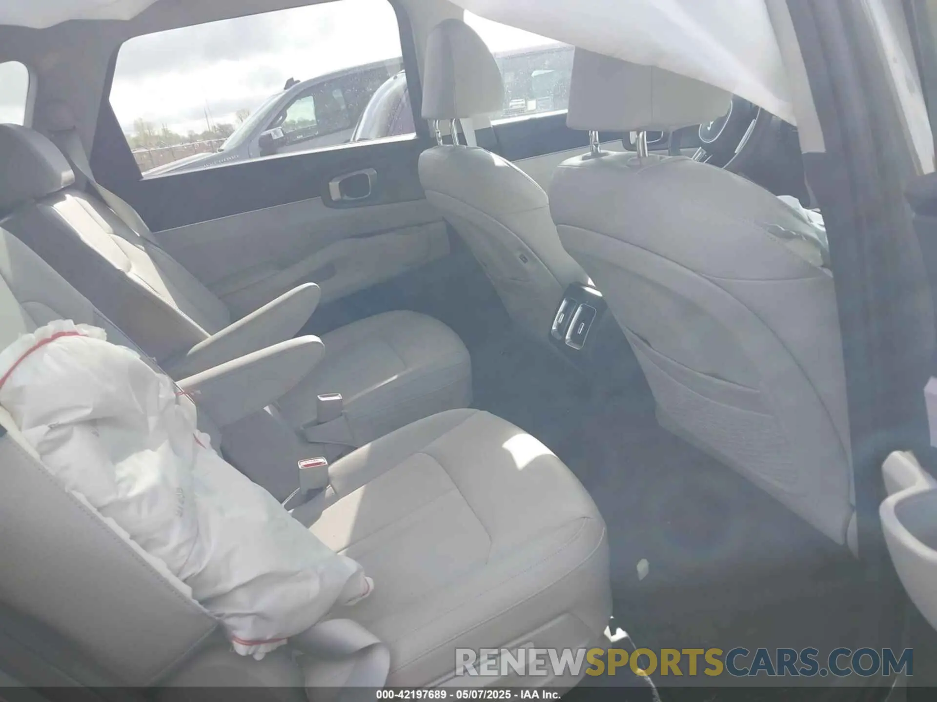 8 Photograph of a damaged car 5XYRHDJFXSG324953 KIA SORENTO 2025