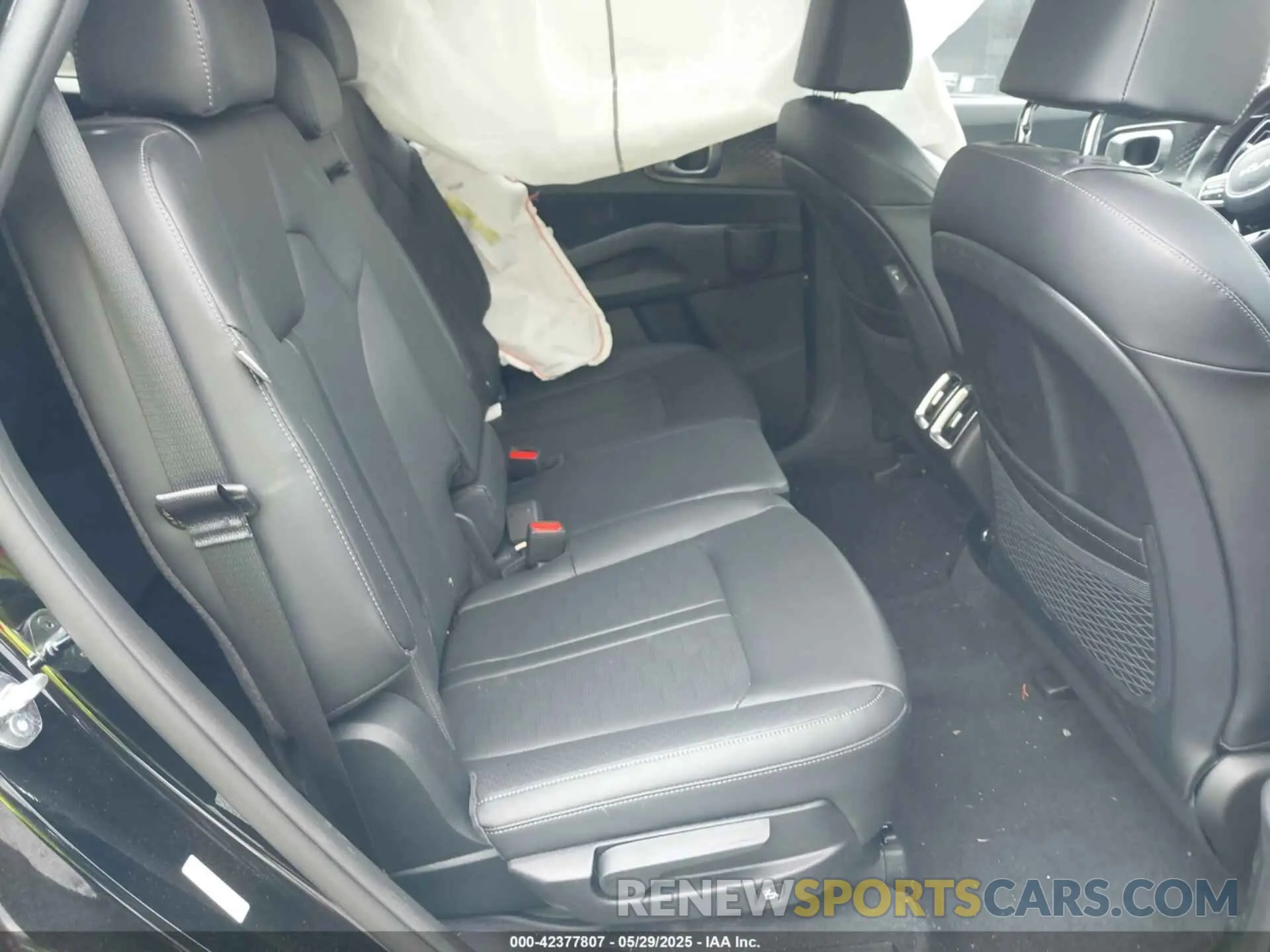 8 Photograph of a damaged car 5XYRLDJC2SG331500 KIA SORENTO 2025