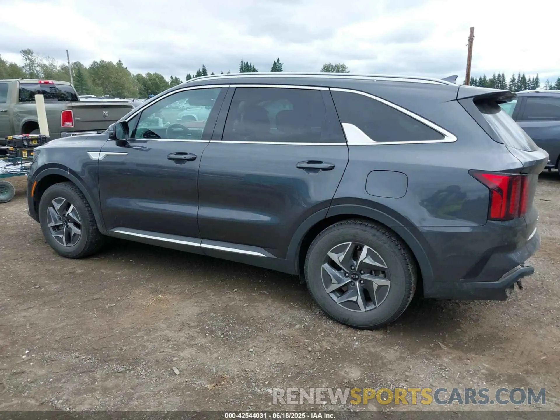 14 Photograph of a damaged car KNDRG4LG0M5036878 KIA SORENTO HYBRID 2021