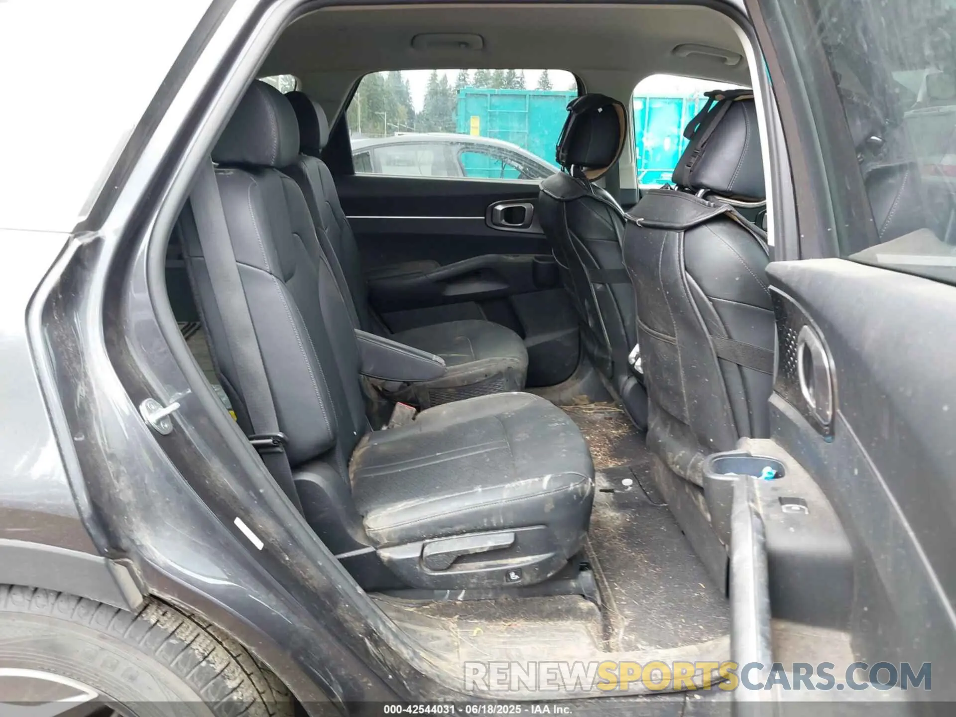 8 Photograph of a damaged car KNDRG4LG0M5036878 KIA SORENTO HYBRID 2021