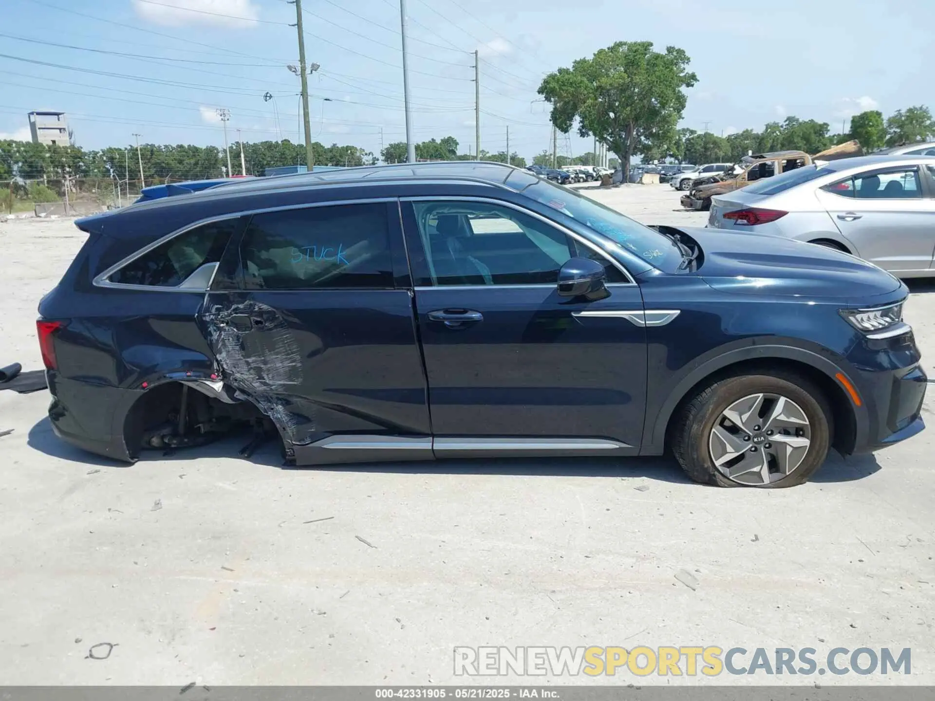 14 Photograph of a damaged car KNDRH4LG3M5024463 KIA SORENTO HYBRID 2021