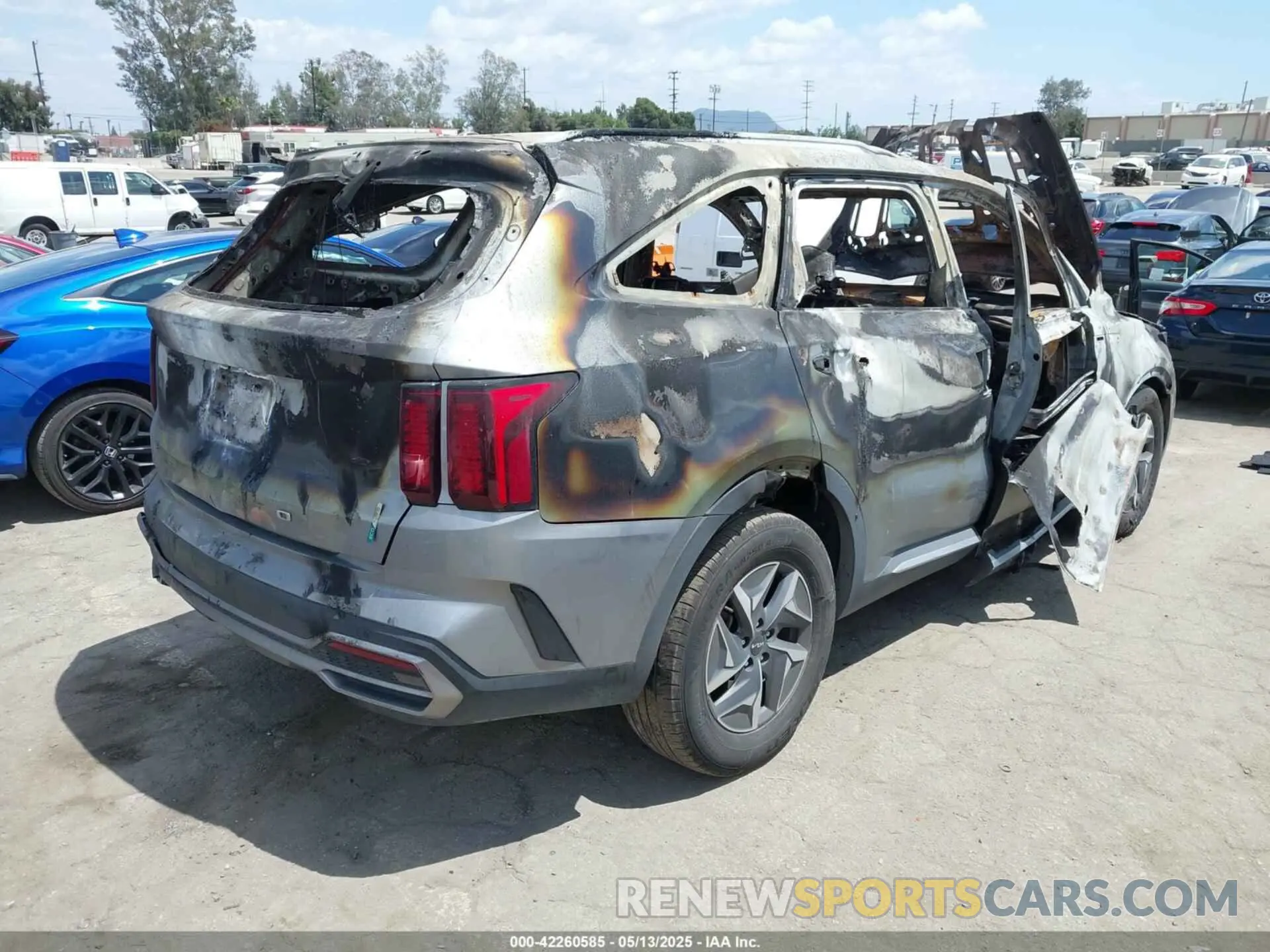 4 Photograph of a damaged car KNDRG4LGXN5110194 KIA SORENTO HYBRID 2022