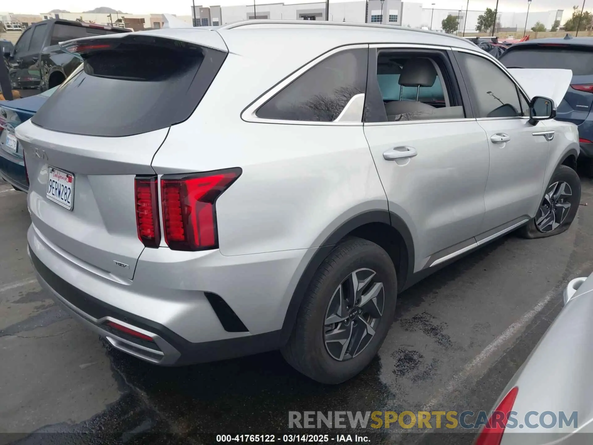4 Photograph of a damaged car KNDRH4LG1P5156822 KIA SORENTO HYBRID 2023