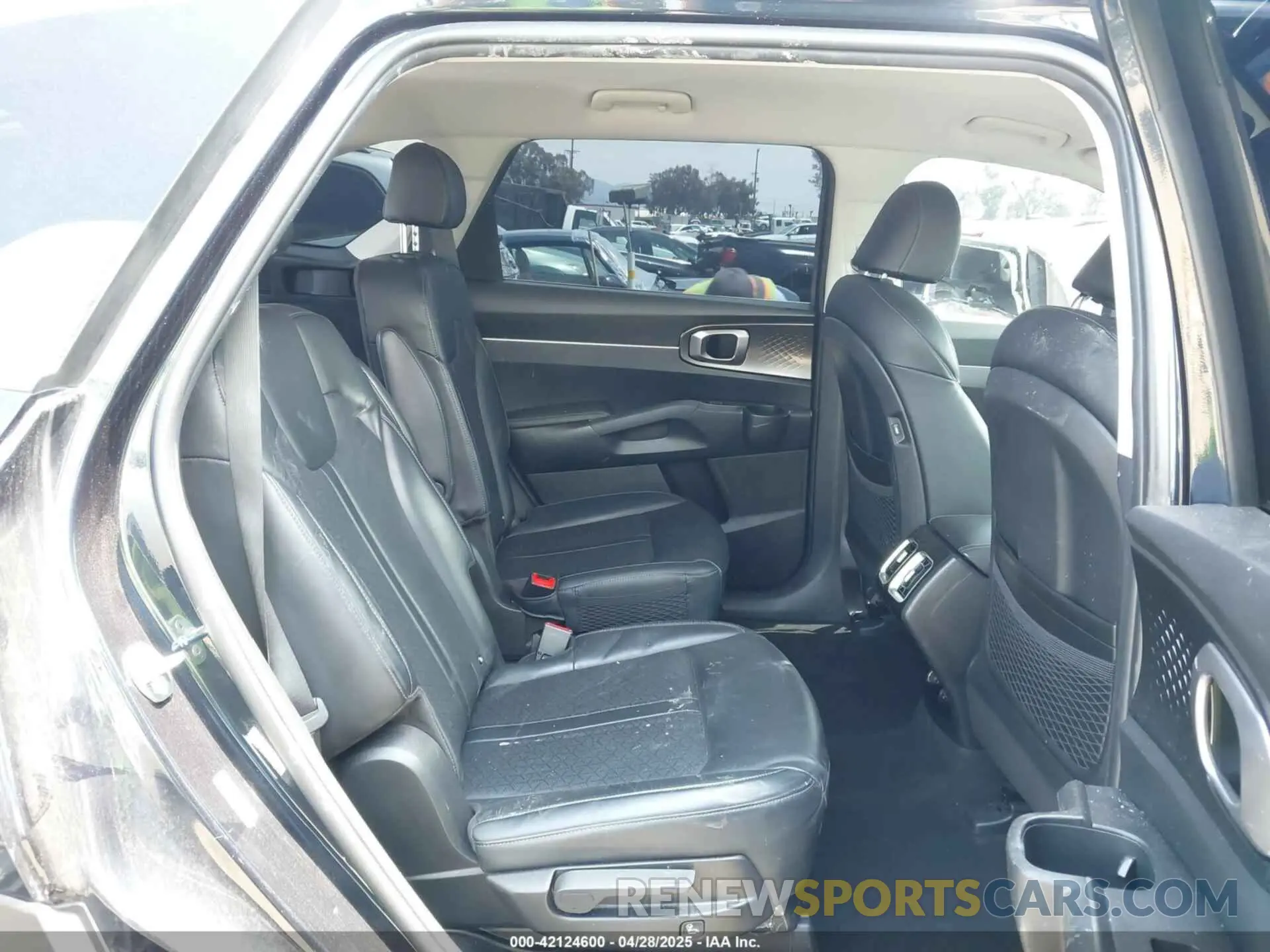 8 Photograph of a damaged car KNDRH4LG4P5142204 KIA SORENTO HYBRID 2023