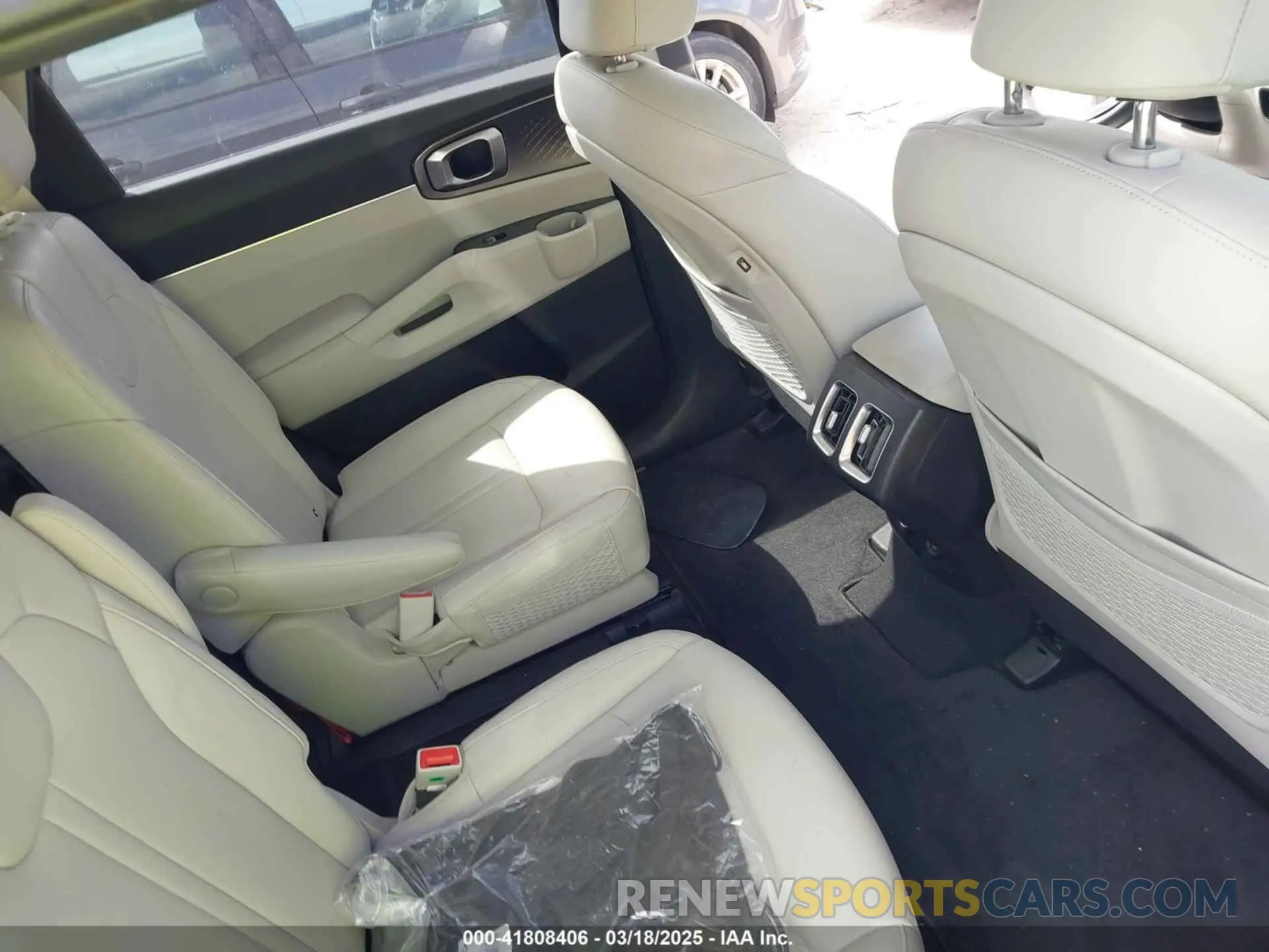 8 Photograph of a damaged car KNDRH4LG6P5197995 KIA SORENTO HYBRID 2023