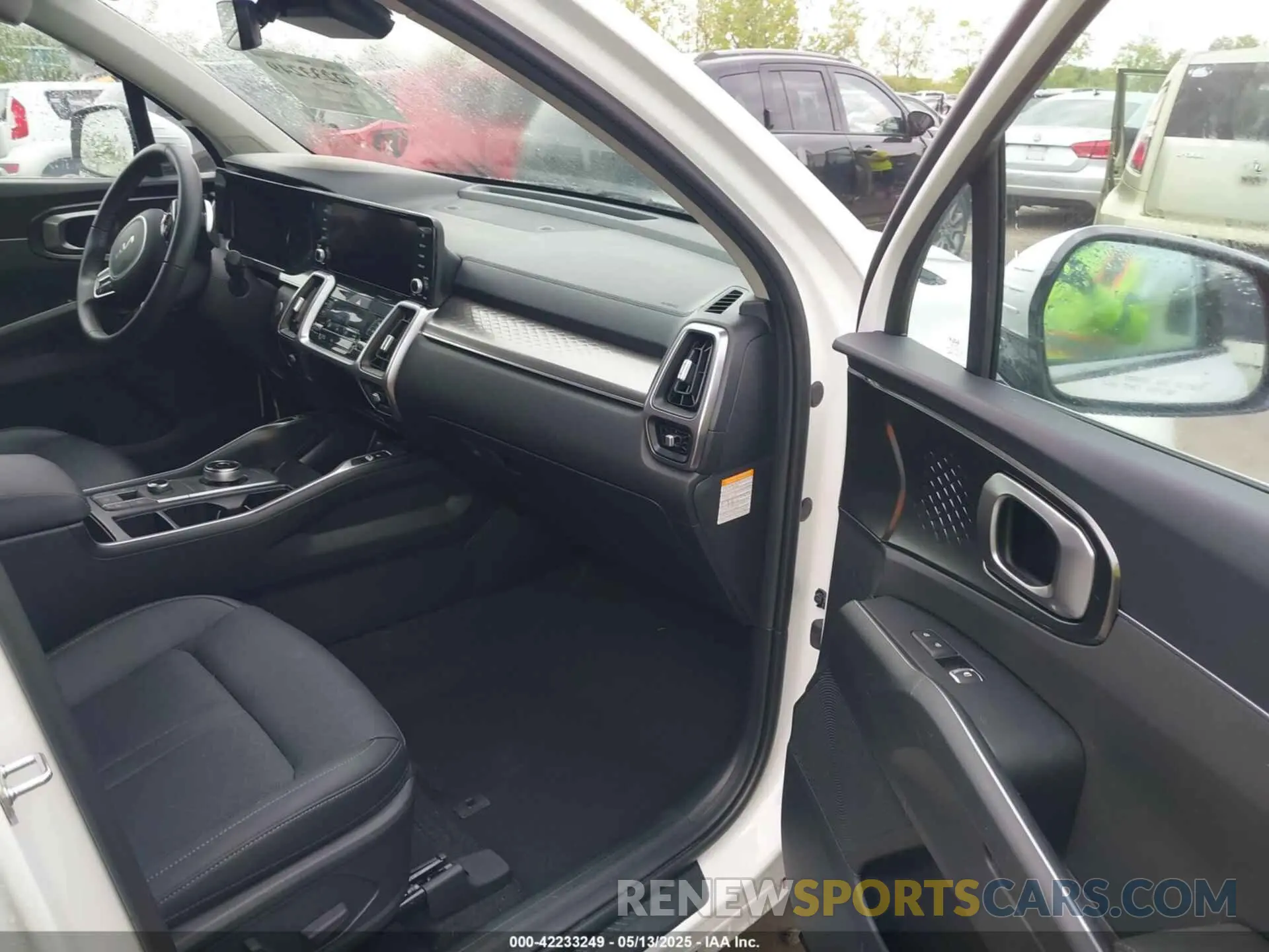 5 Photograph of a damaged car KNDRHDLG5P5225026 KIA SORENTO HYBRID 2023