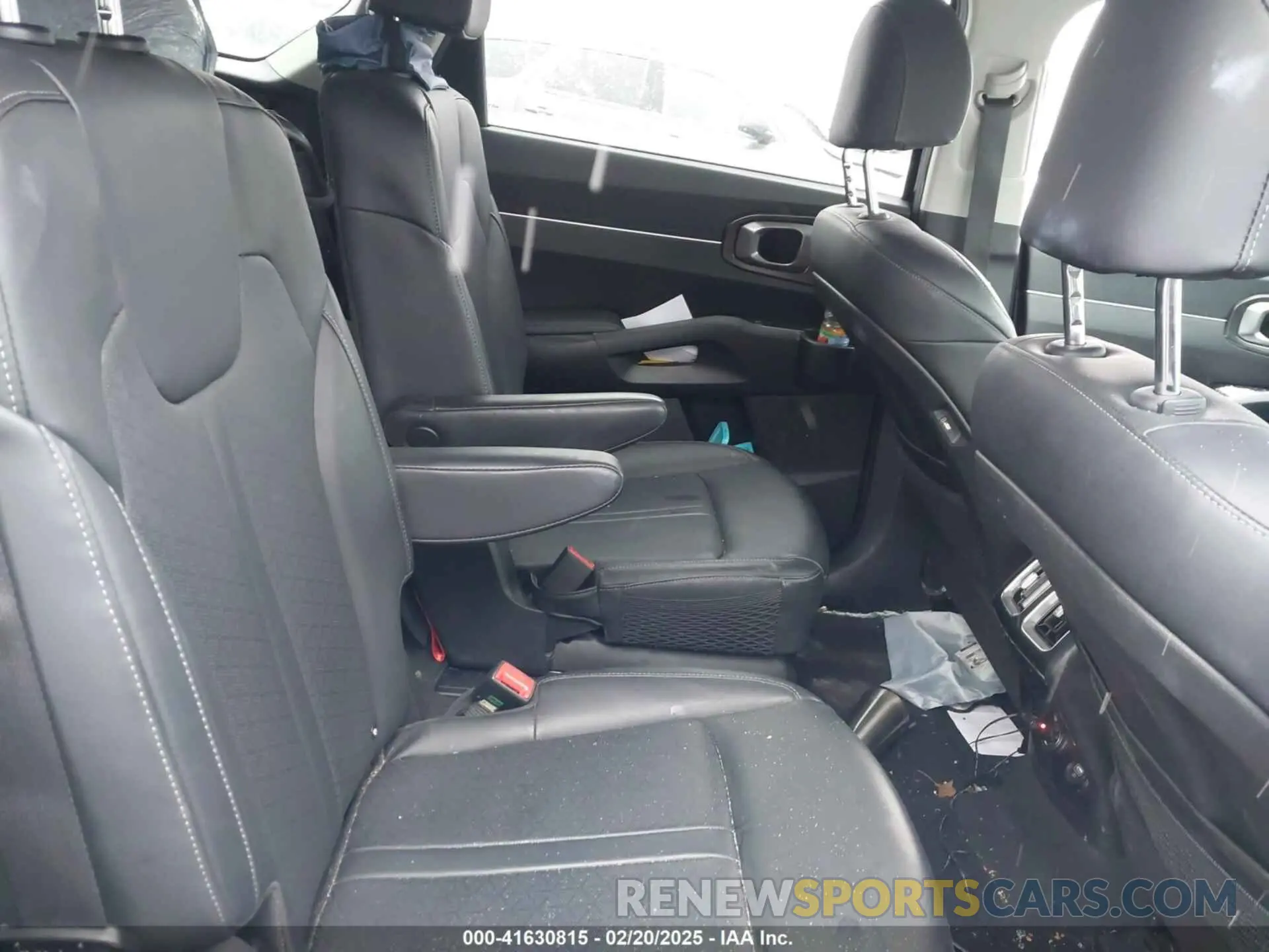 8 Photograph of a damaged car KNDRHDLG6P5206453 KIA SORENTO HYBRID 2023