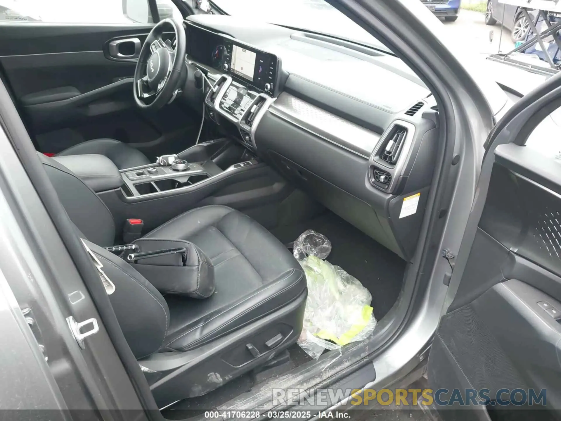 5 Photograph of a damaged car KNDRHDLGXP5131305 KIA SORENTO HYBRID 2023
