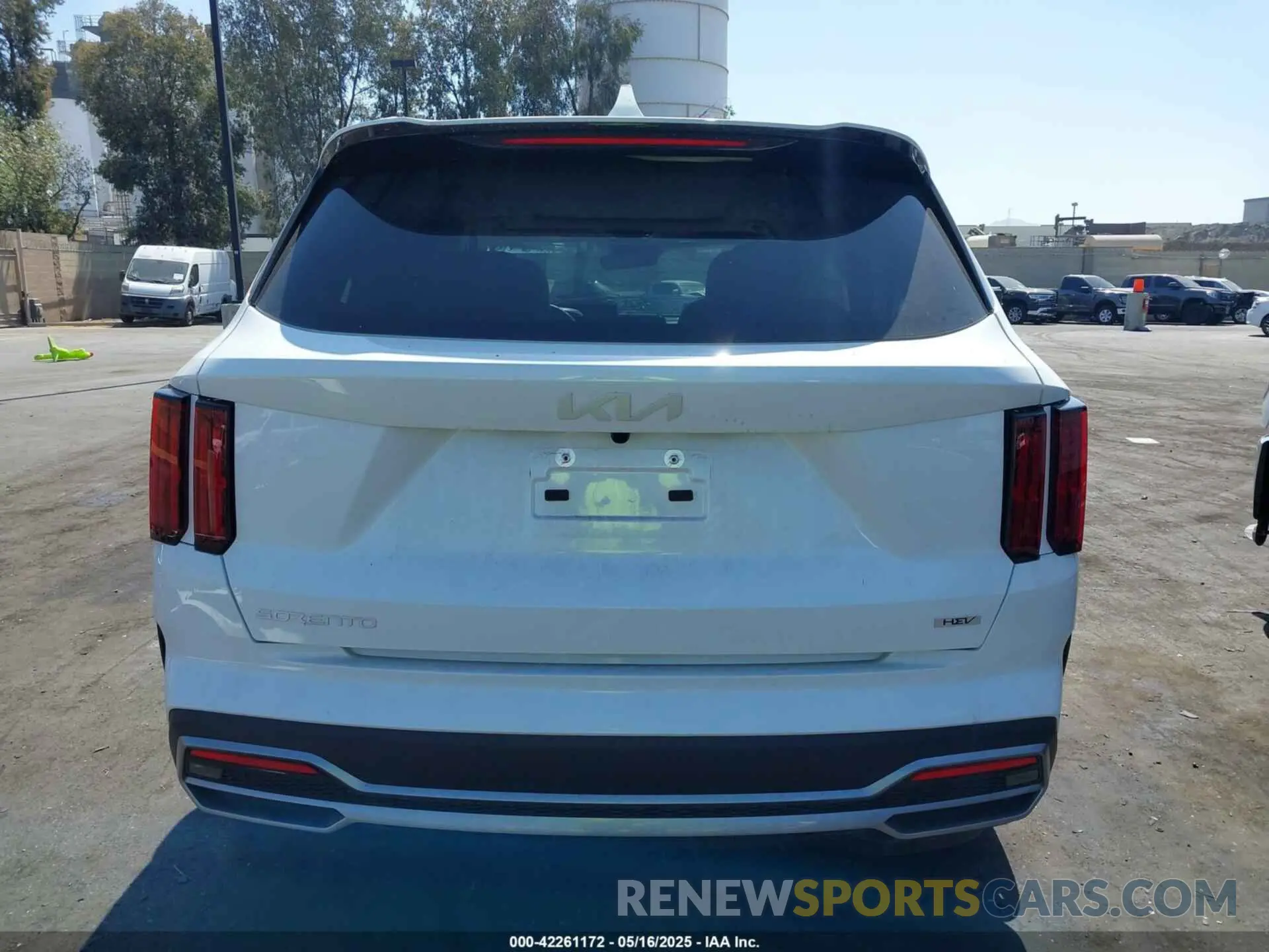 17 Photograph of a damaged car KNDRKDLG0P5208250 KIA SORENTO HYBRID 2023