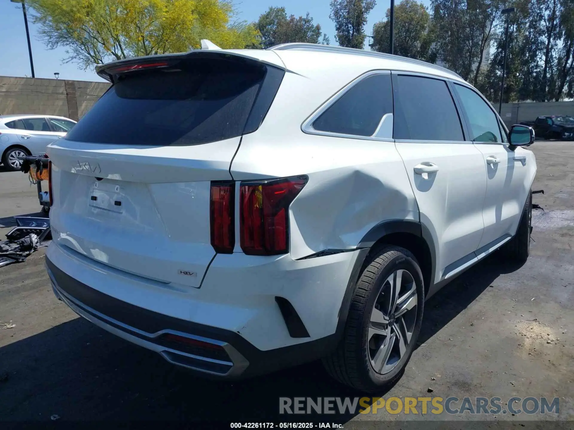 4 Photograph of a damaged car KNDRKDLG0P5208250 KIA SORENTO HYBRID 2023