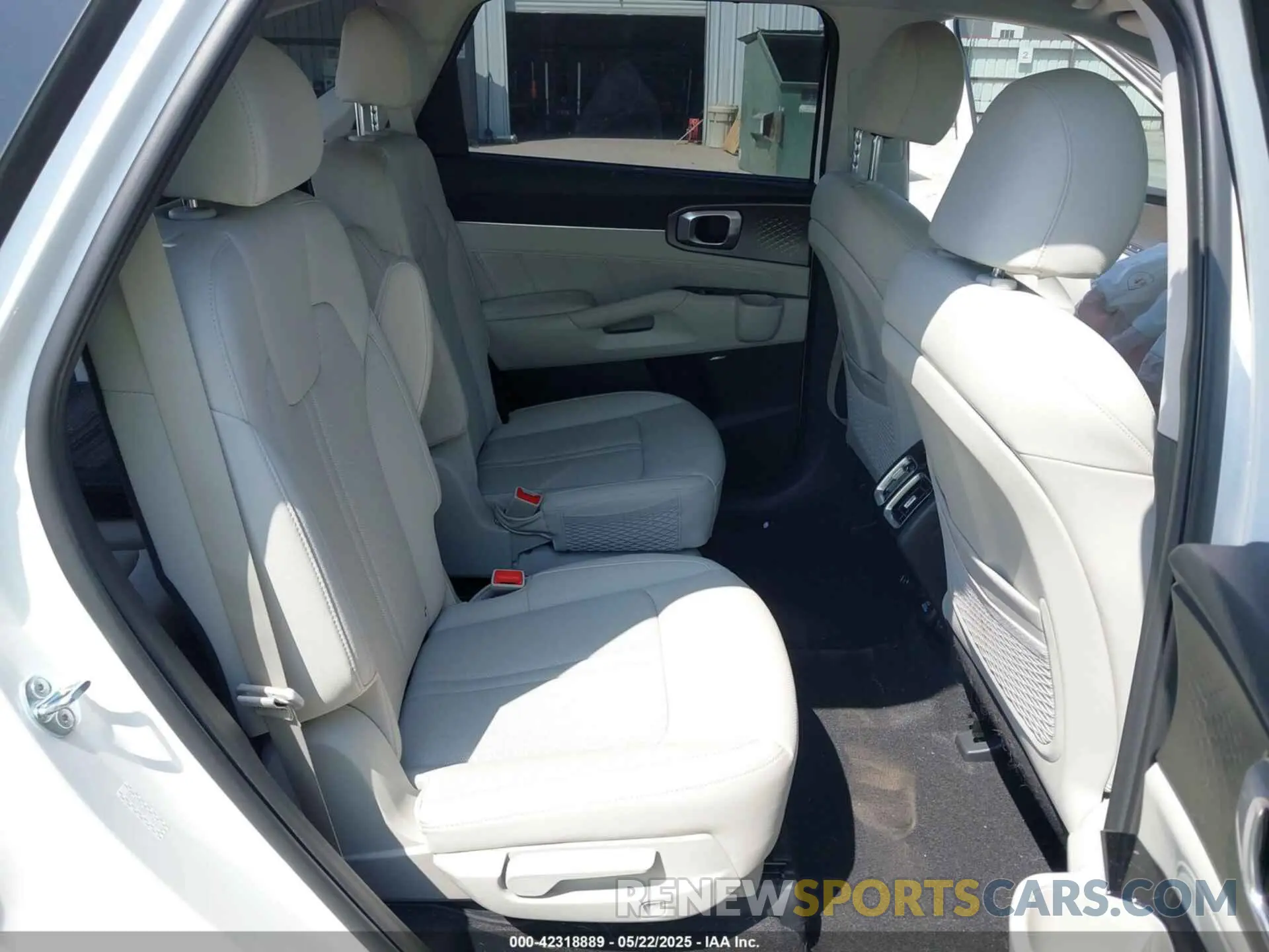 8 Photograph of a damaged car KNDRKDLG2P5170701 KIA SORENTO HYBRID 2023