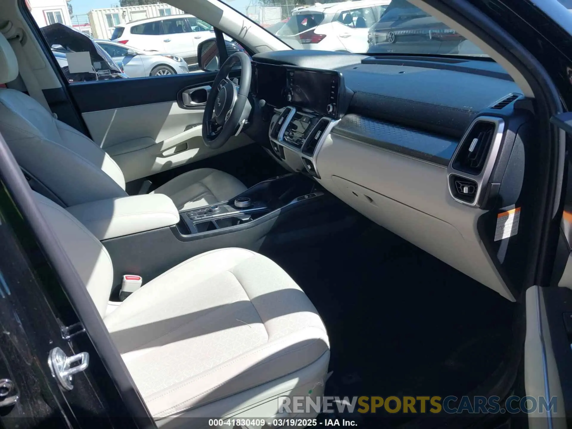 5 Photograph of a damaged car KNDRHDLG1R5235846 KIA SORENTO HYBRID 2024