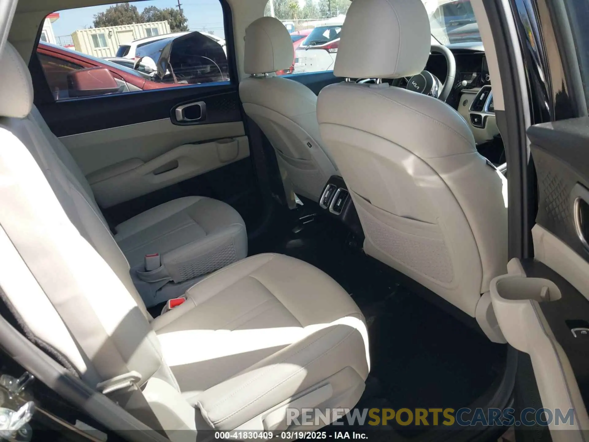 8 Photograph of a damaged car KNDRHDLG1R5235846 KIA SORENTO HYBRID 2024