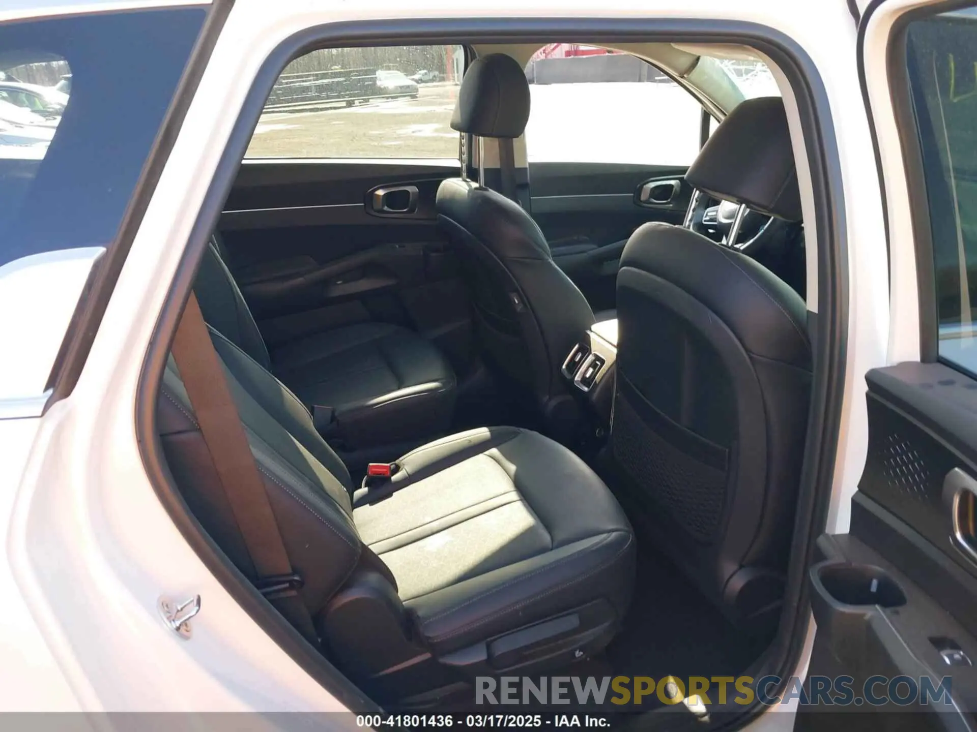 8 Photograph of a damaged car KNDRHDLG5R5259177 KIA SORENTO HYBRID 2024