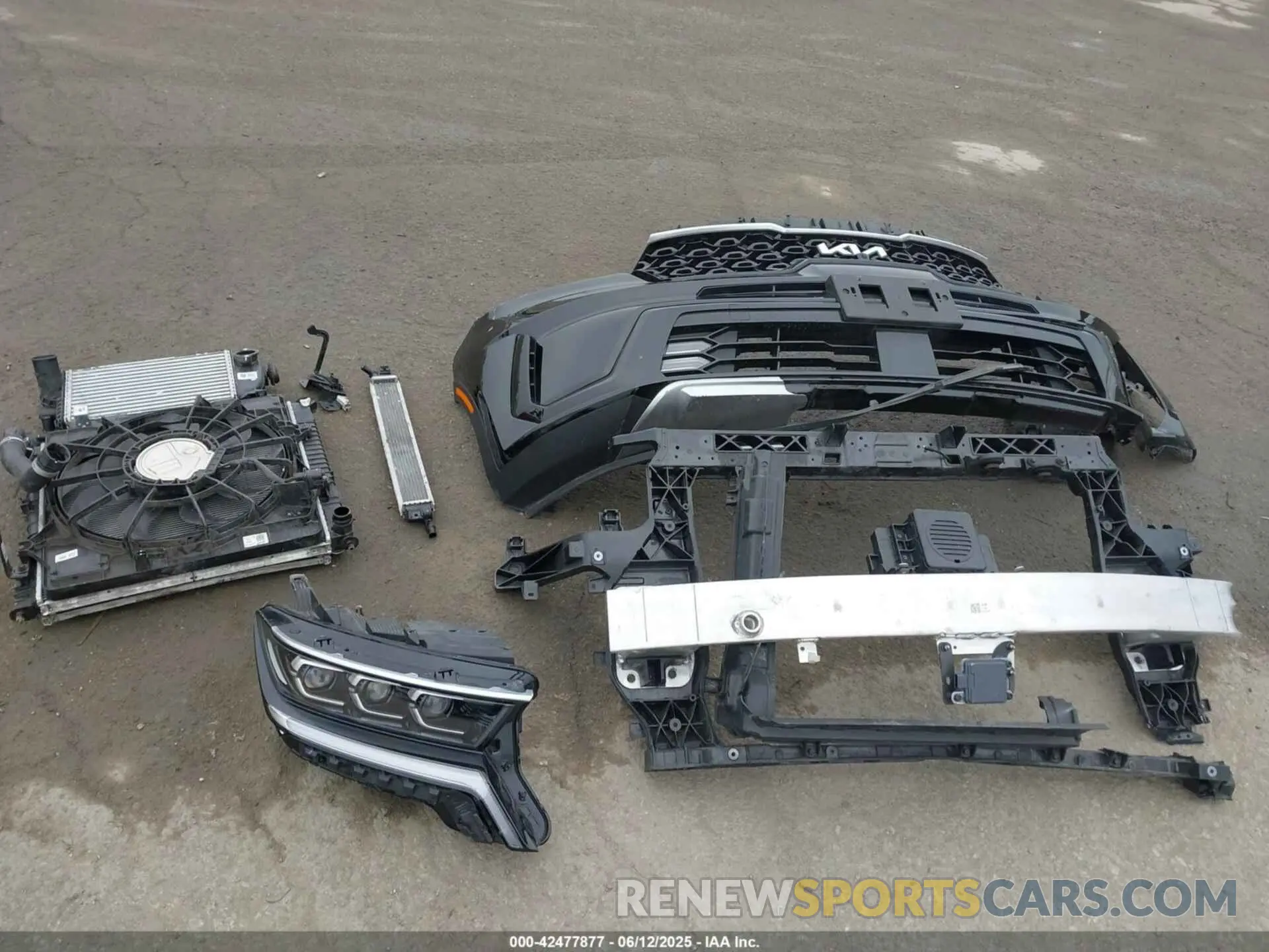 12 Photograph of a damaged car KNDRKDLGXR5247947 KIA SORENTO HYBRID 2024