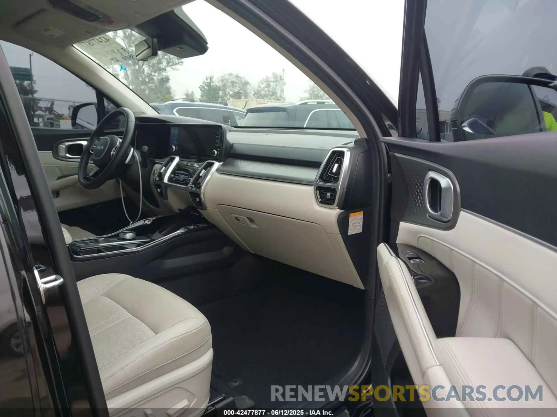5 Photograph of a damaged car KNDRKDLGXR5247947 KIA SORENTO HYBRID 2024