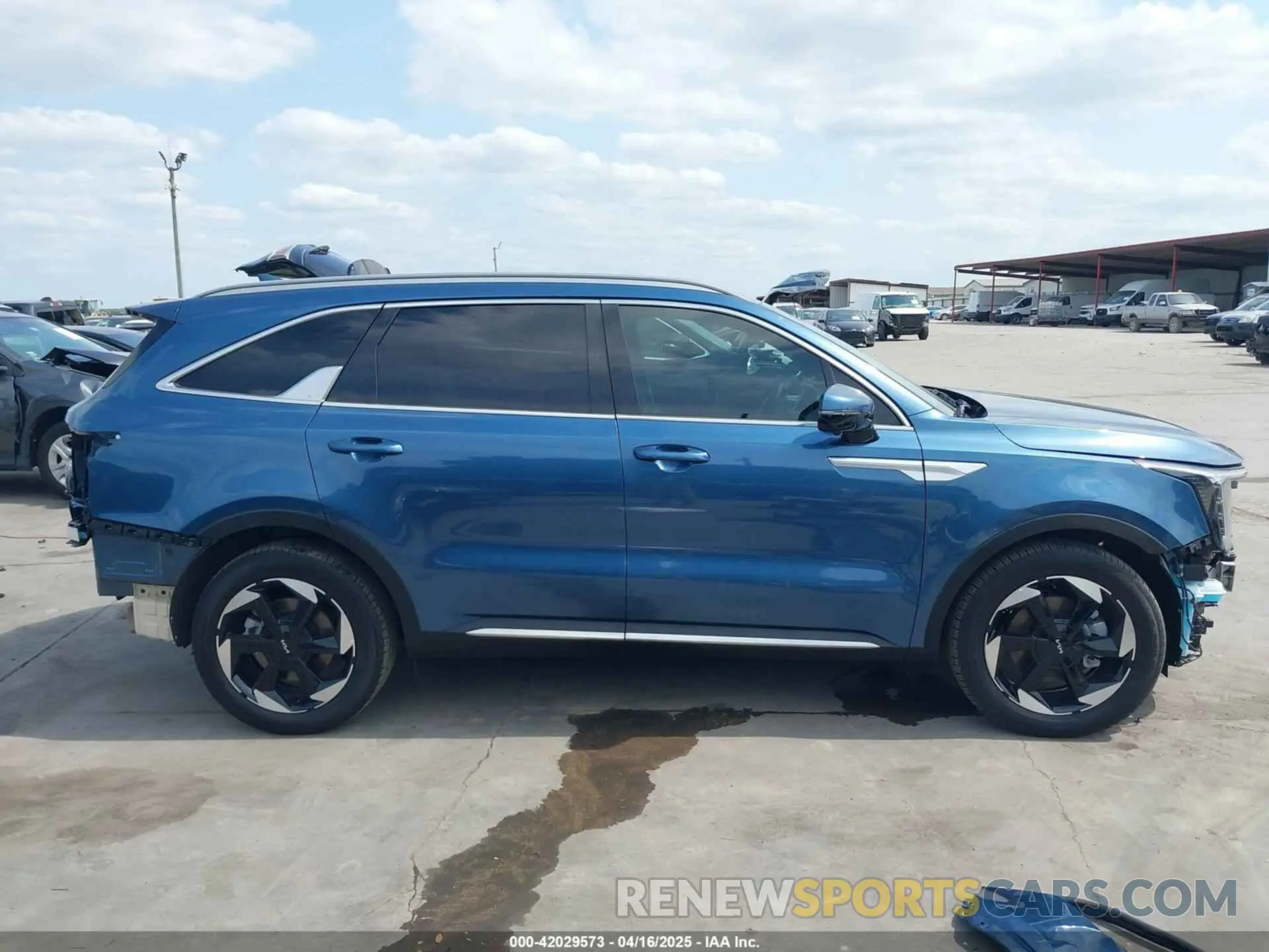 14 Photograph of a damaged car KNDRKDJG0S5326195 KIA SORENTO HYBRID 2025