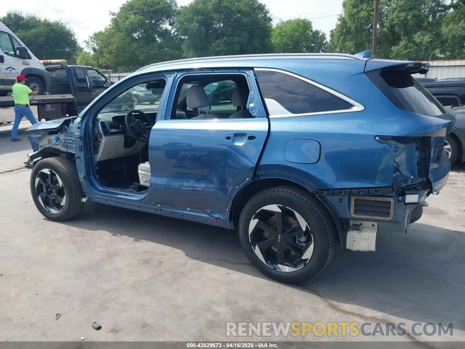 15 Photograph of a damaged car KNDRKDJG0S5326195 KIA SORENTO HYBRID 2025
