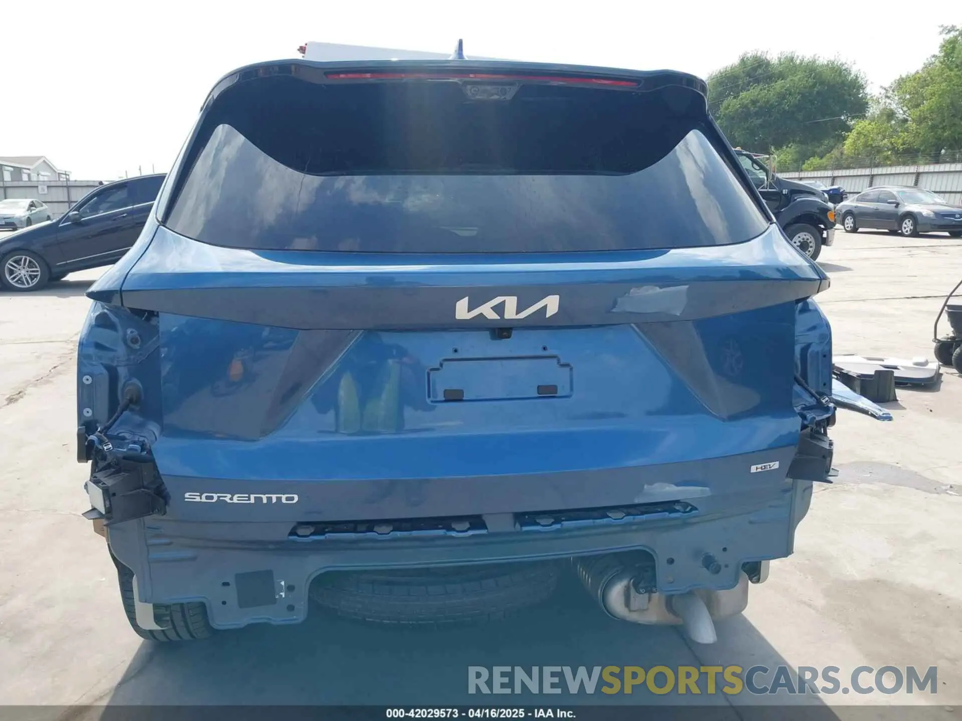 17 Photograph of a damaged car KNDRKDJG0S5326195 KIA SORENTO HYBRID 2025