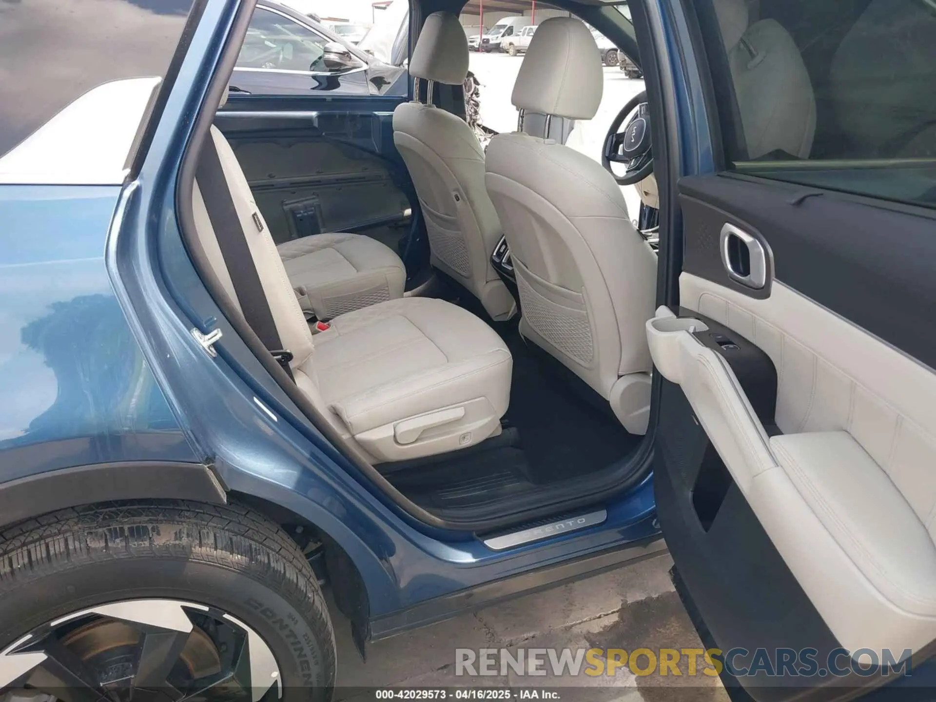 8 Photograph of a damaged car KNDRKDJG0S5326195 KIA SORENTO HYBRID 2025