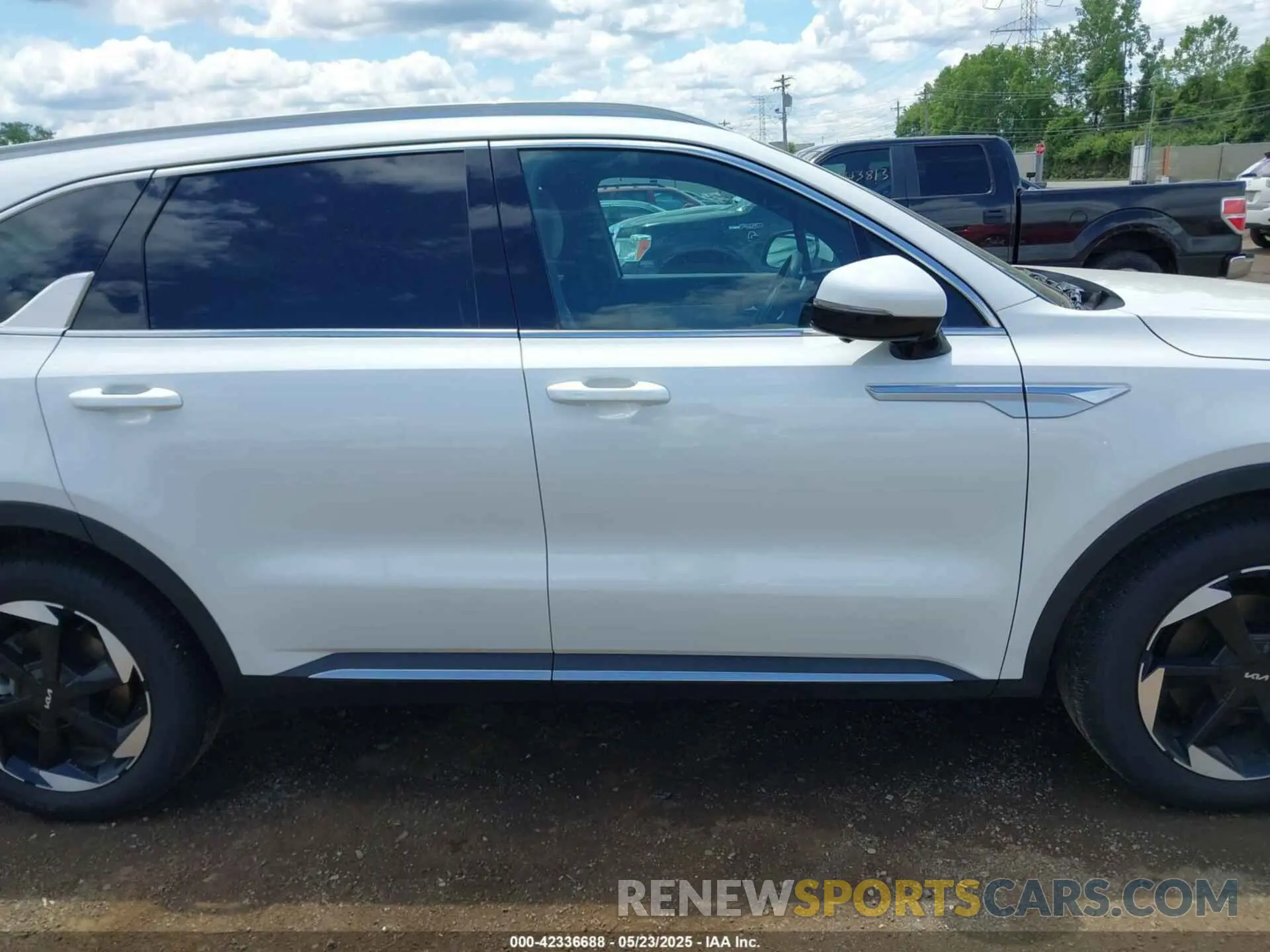 14 Photograph of a damaged car KNDRKDJG6S5374395 KIA SORENTO HYBRID 2025