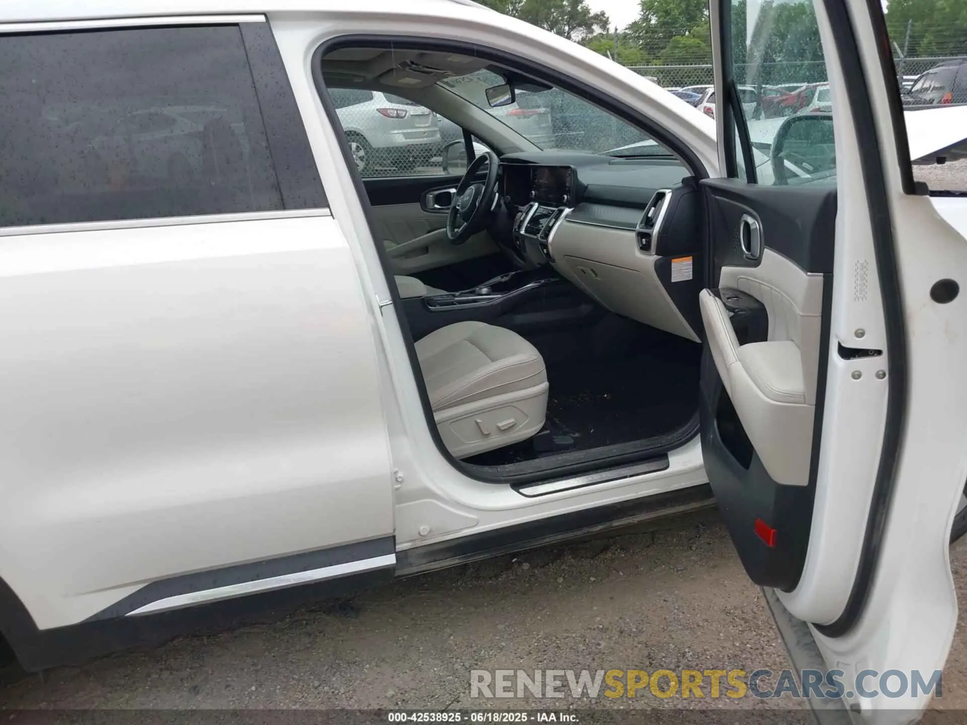 5 Photograph of a damaged car KNDRJDLH6N5114544 KIA SORENTO PLUG-IN HYBRID 2022