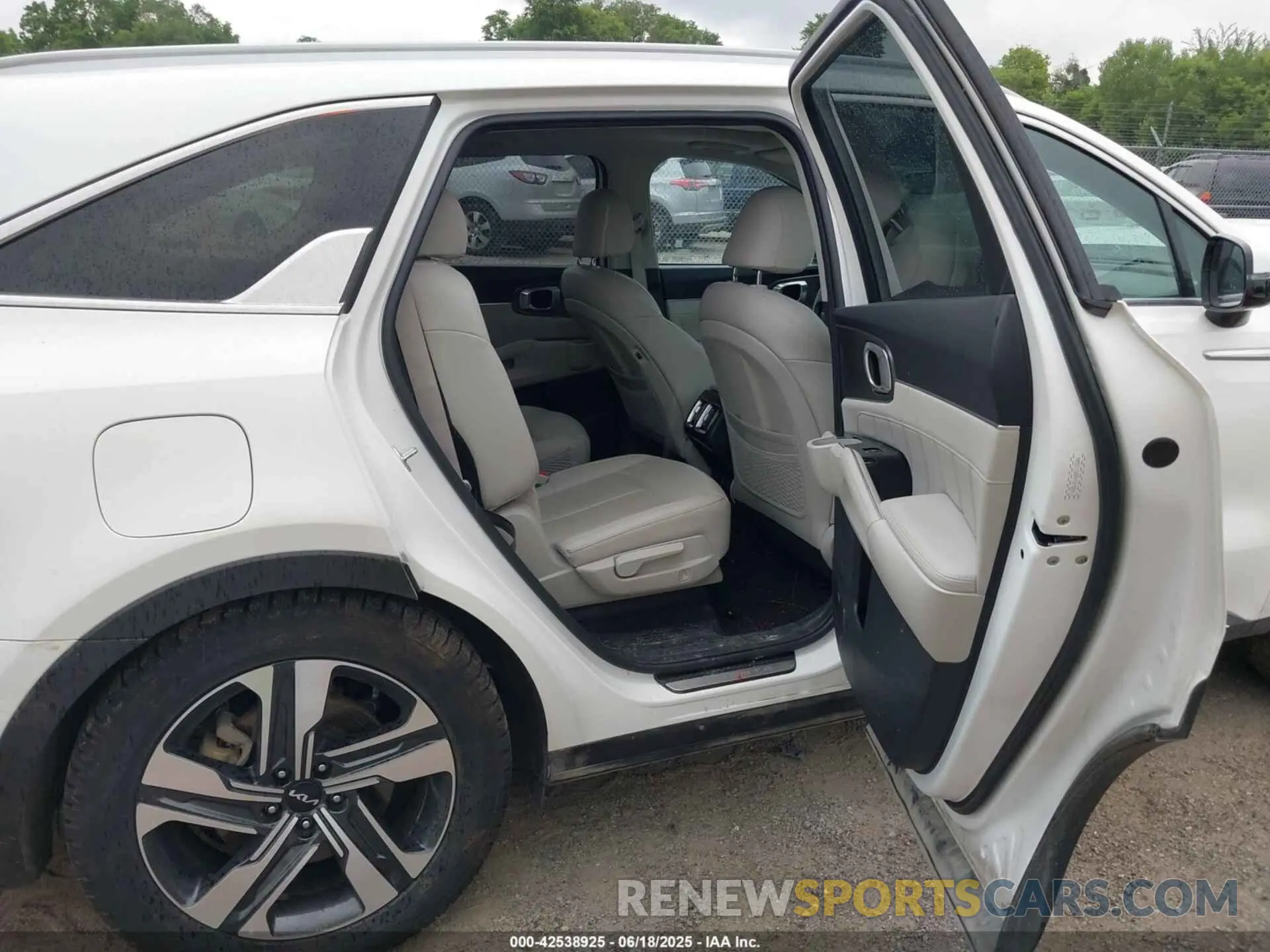 8 Photograph of a damaged car KNDRJDLH6N5114544 KIA SORENTO PLUG-IN HYBRID 2022