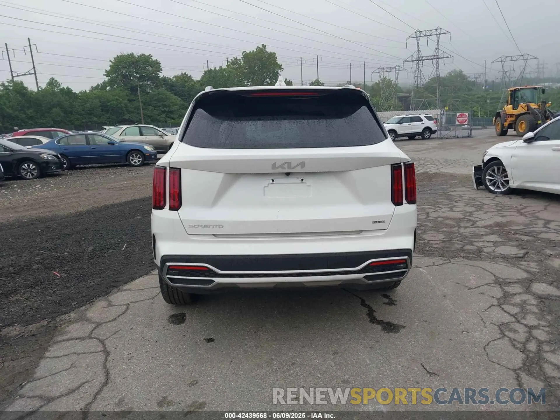 17 Photograph of a damaged car KNDRMDLH9R5235792 KIA SORENTO PLUG-IN HYBRID 2024