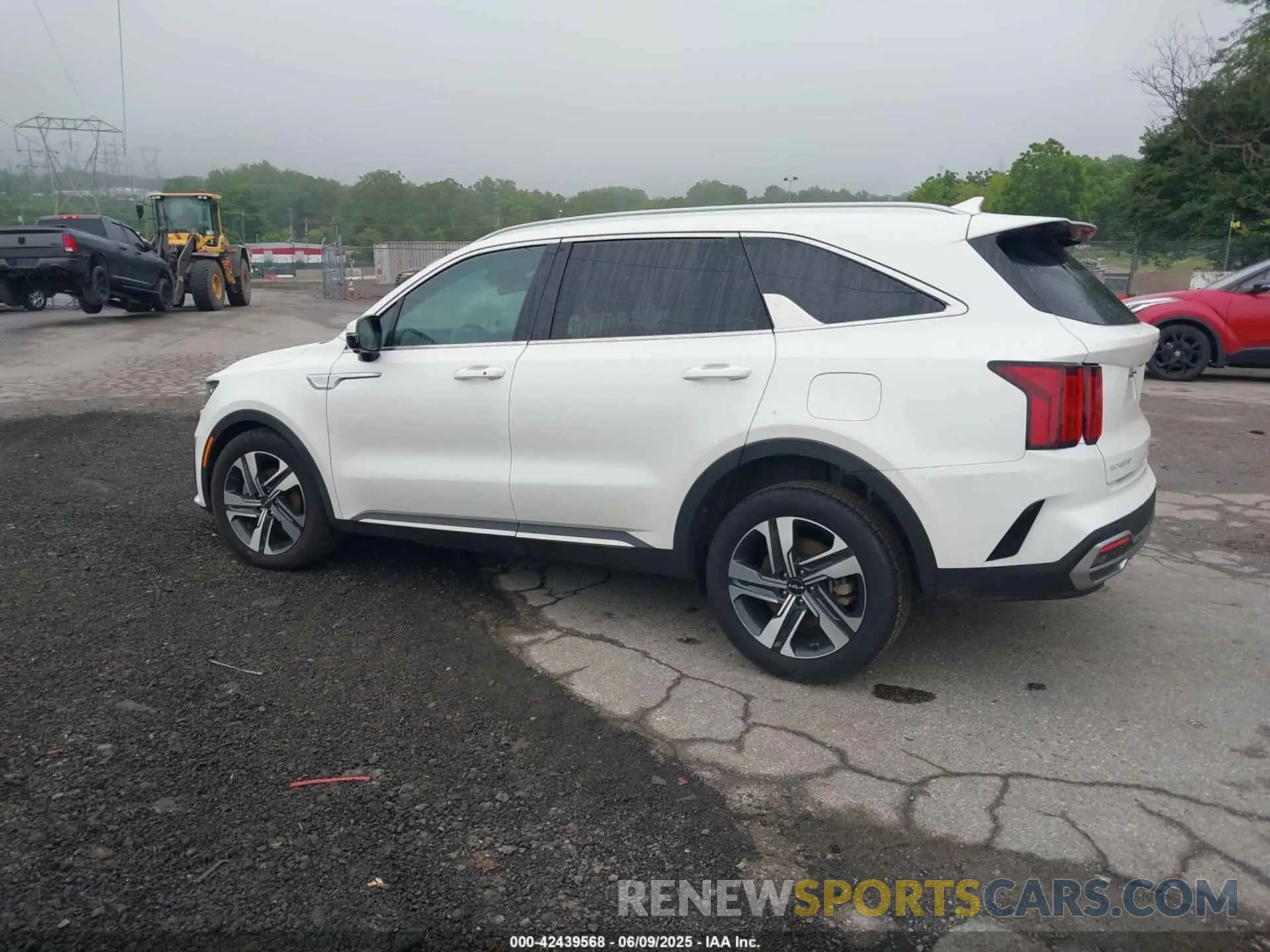 3 Photograph of a damaged car KNDRMDLH9R5235792 KIA SORENTO PLUG-IN HYBRID 2024