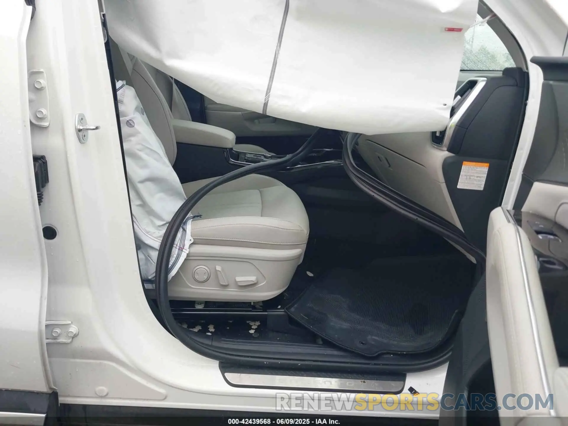 5 Photograph of a damaged car KNDRMDLH9R5235792 KIA SORENTO PLUG-IN HYBRID 2024