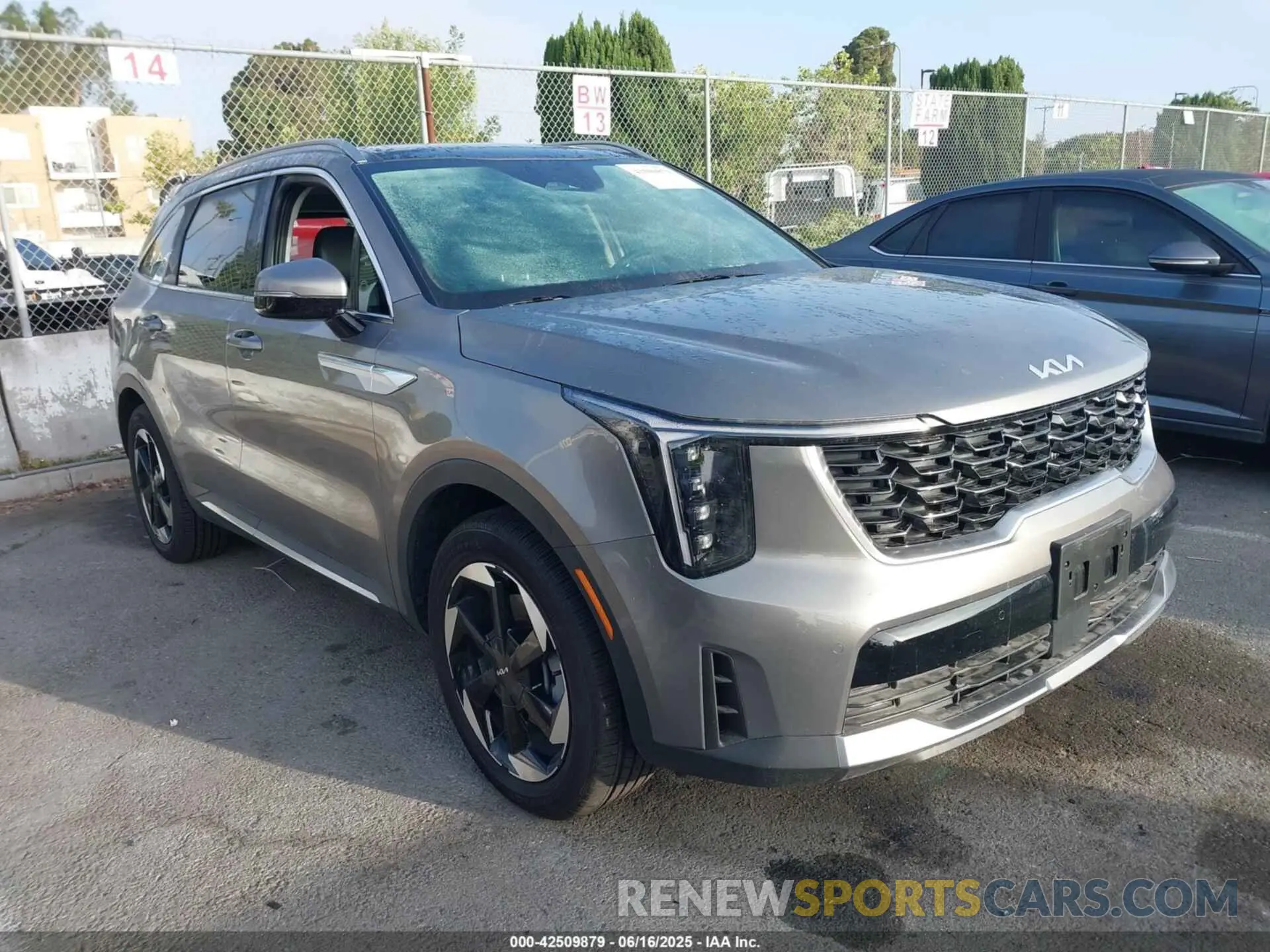 1 Photograph of a damaged car KNDRJDJHXS5325082 KIA SORENTO PLUG-IN HYBRID 2025
