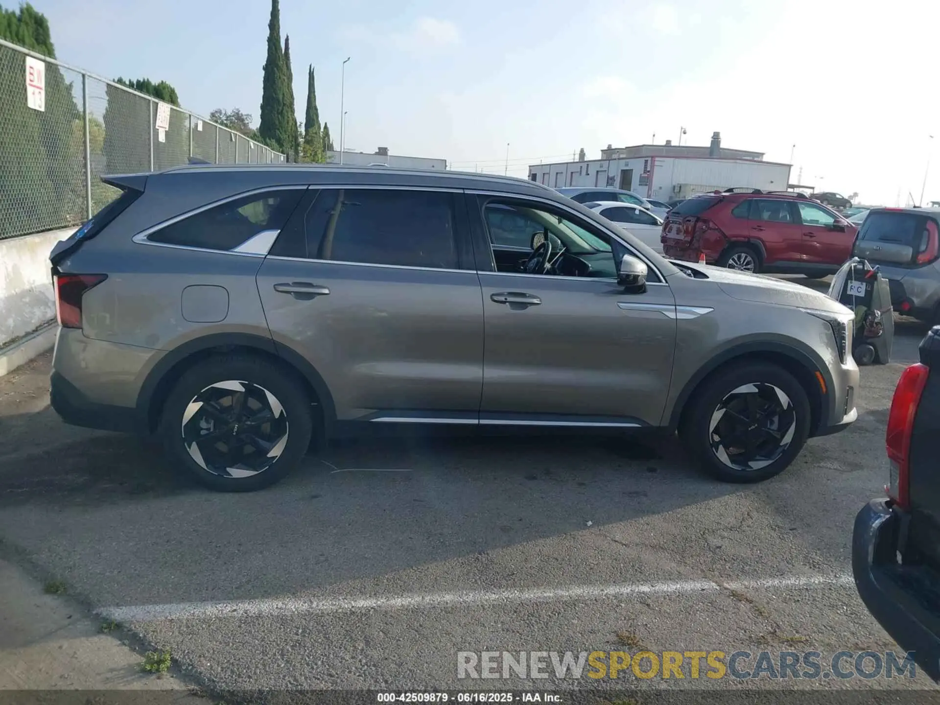 13 Photograph of a damaged car KNDRJDJHXS5325082 KIA SORENTO PLUG-IN HYBRID 2025