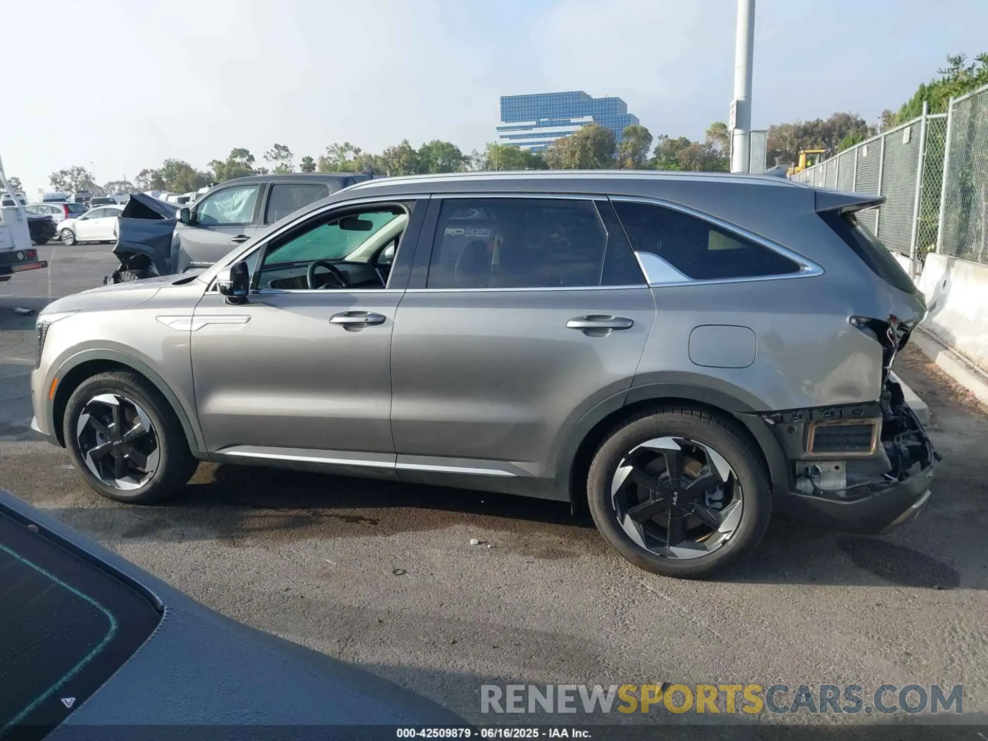 14 Photograph of a damaged car KNDRJDJHXS5325082 KIA SORENTO PLUG-IN HYBRID 2025