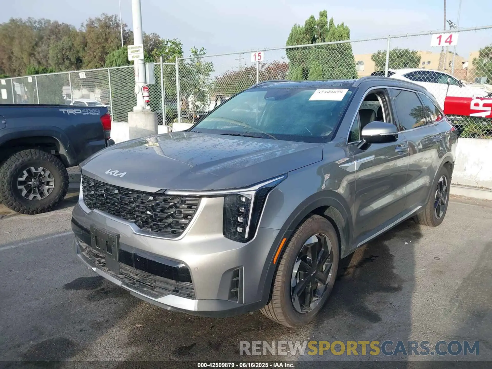 2 Photograph of a damaged car KNDRJDJHXS5325082 KIA SORENTO PLUG-IN HYBRID 2025