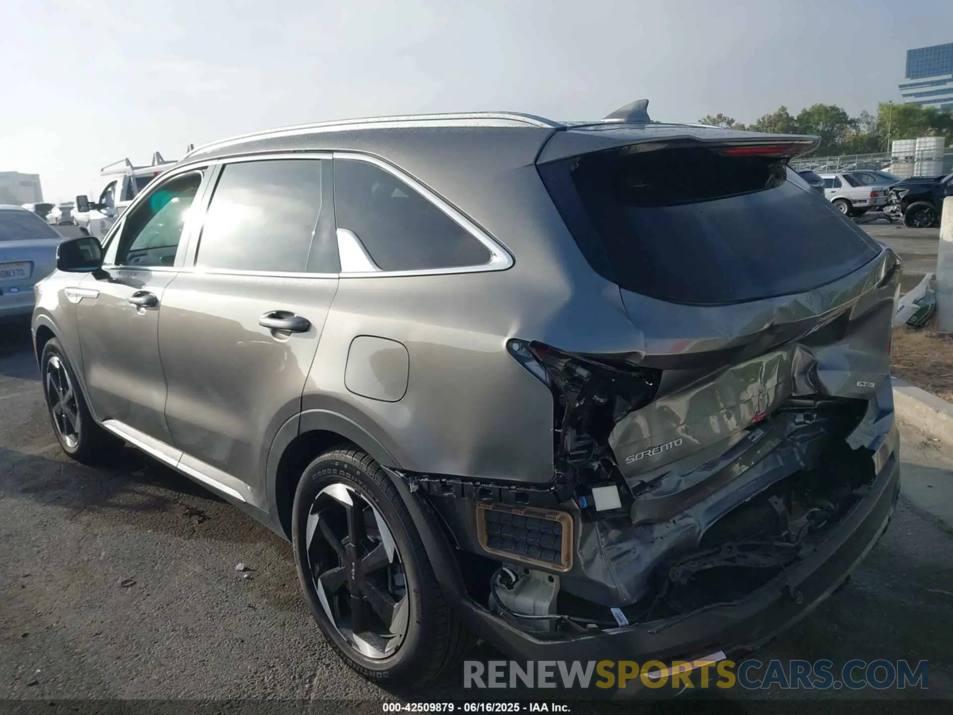 3 Photograph of a damaged car KNDRJDJHXS5325082 KIA SORENTO PLUG-IN HYBRID 2025