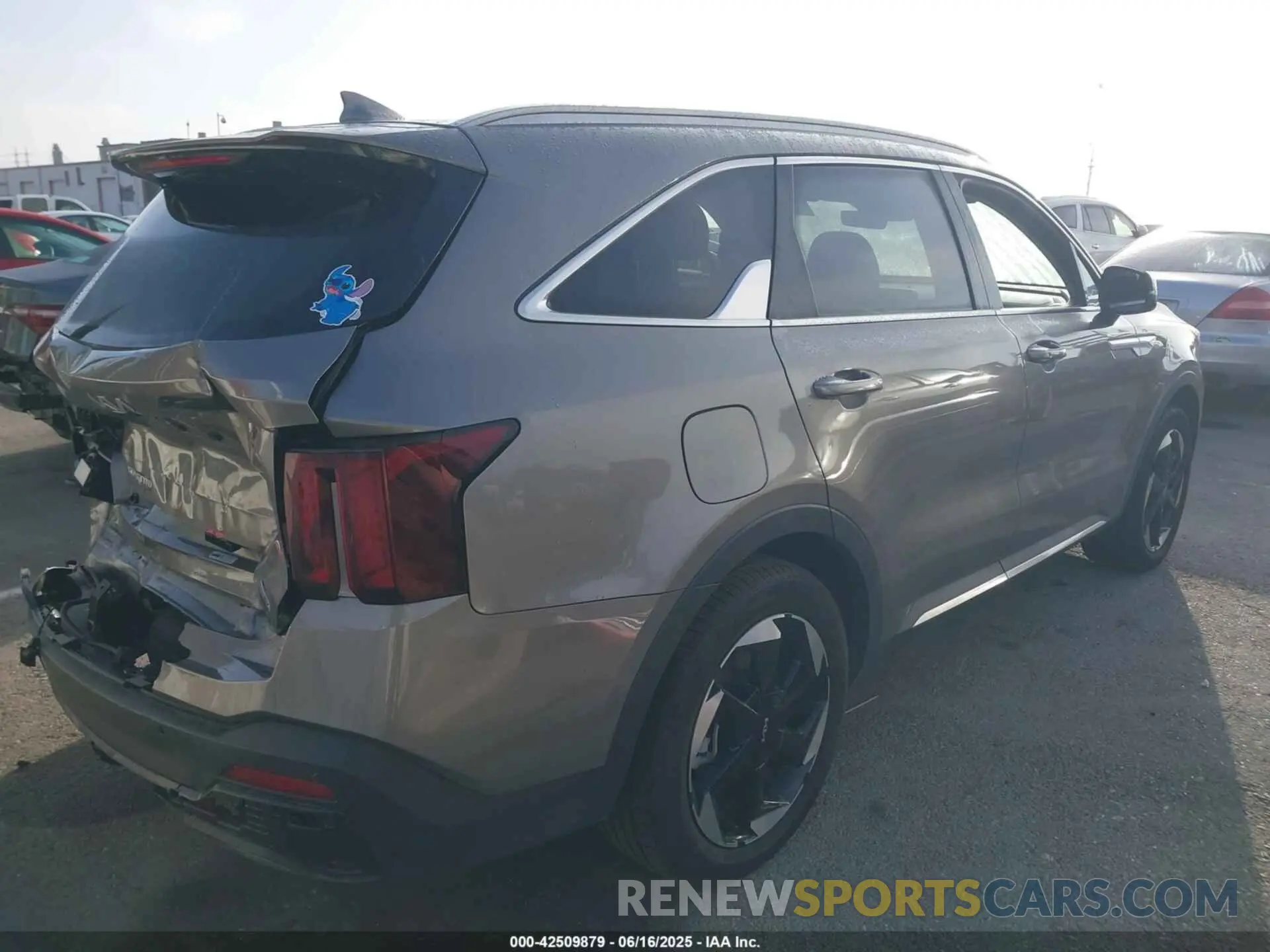 4 Photograph of a damaged car KNDRJDJHXS5325082 KIA SORENTO PLUG-IN HYBRID 2025