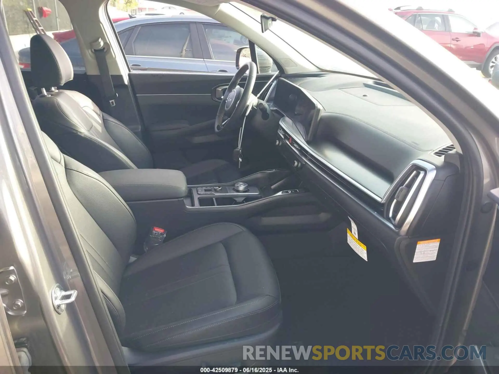 5 Photograph of a damaged car KNDRJDJHXS5325082 KIA SORENTO PLUG-IN HYBRID 2025