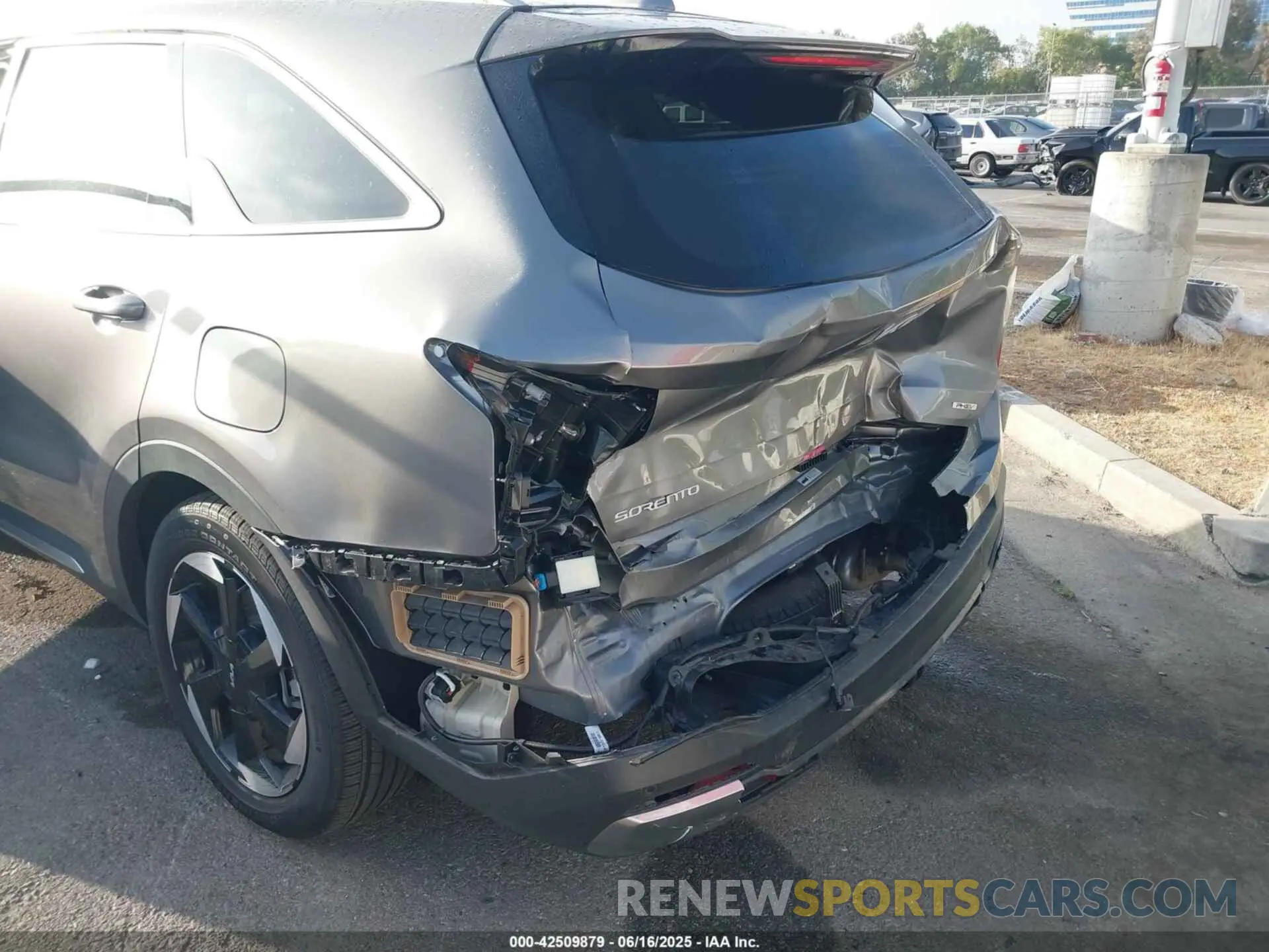 6 Photograph of a damaged car KNDRJDJHXS5325082 KIA SORENTO PLUG-IN HYBRID 2025