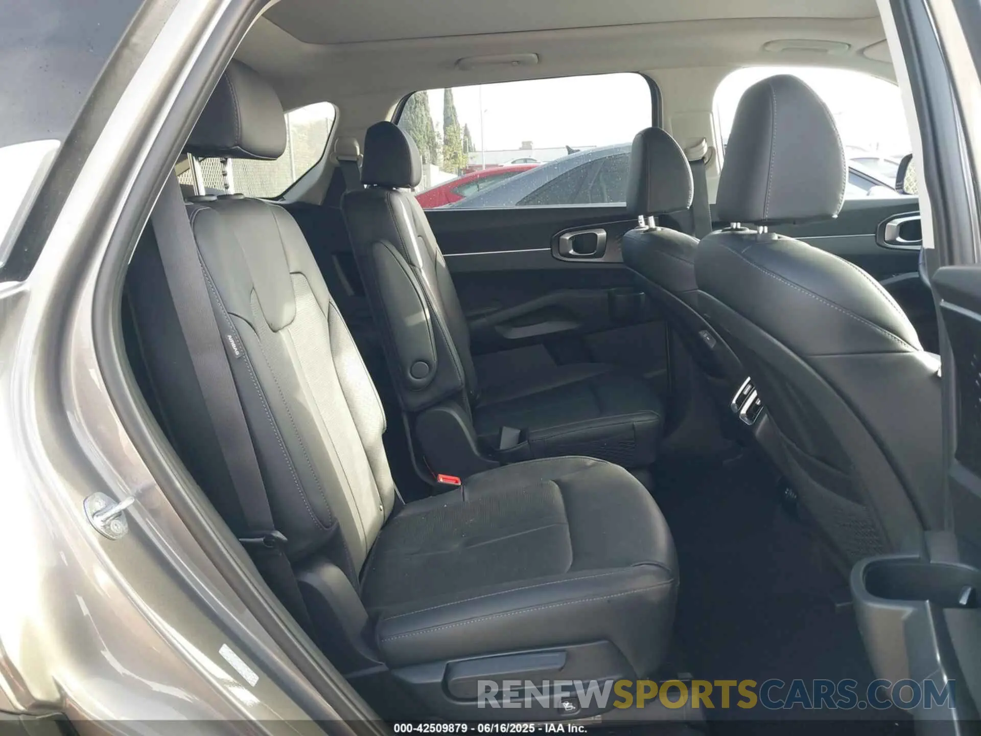 8 Photograph of a damaged car KNDRJDJHXS5325082 KIA SORENTO PLUG-IN HYBRID 2025