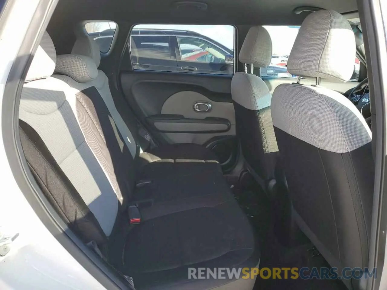 10 Photograph of a damaged car KNDJN2A24K7016374 KIA SOUL 2019