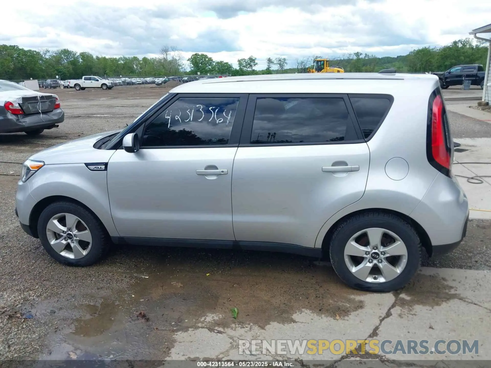 14 Photograph of a damaged car KNDJN2A24K7665575 KIA SOUL 2019