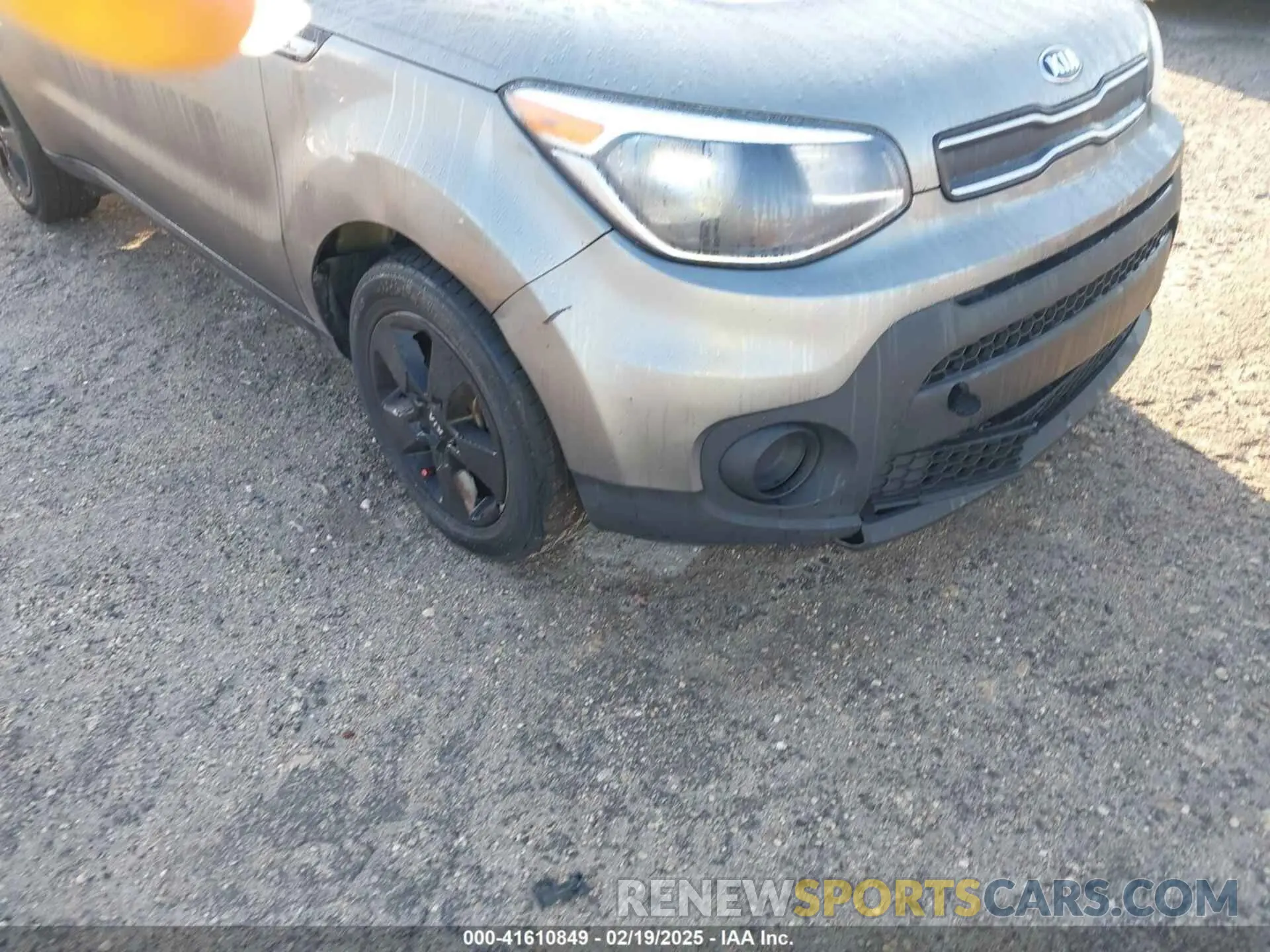 17 Photograph of a damaged car KNDJN2A29K7015236 KIA SOUL 2019